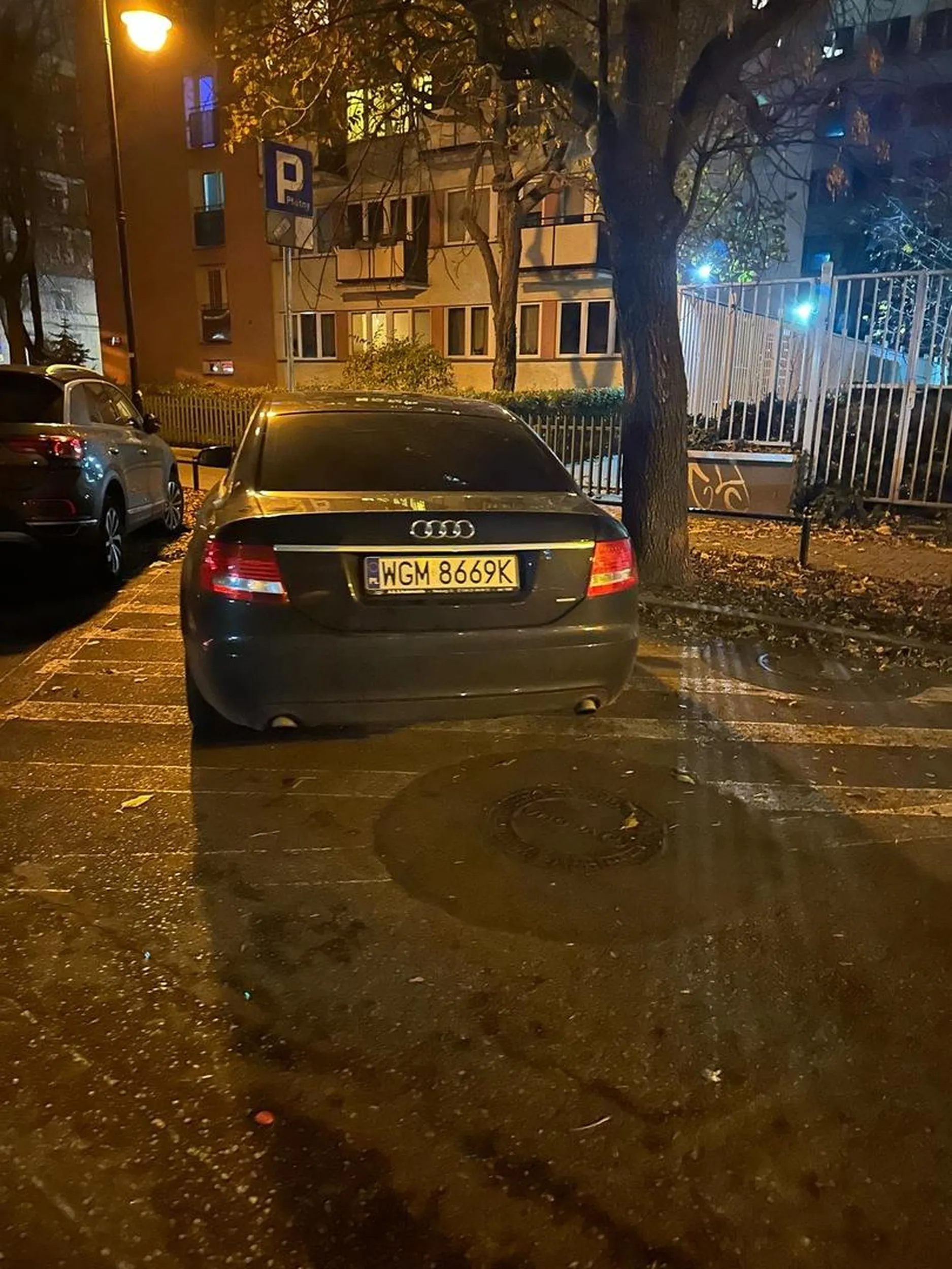 Stoi w miejscu niedozwolonym z rozjebaną muzyką bijącą po oknach  o 22.