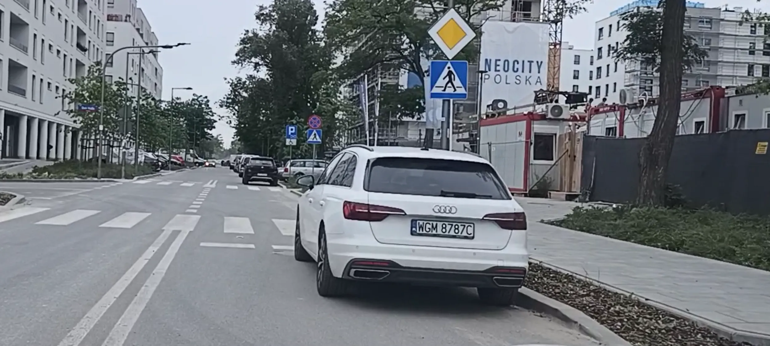 Jełop stanął na zakazie zatrzymywania się i postoju i przed przejściem dla pieszych.