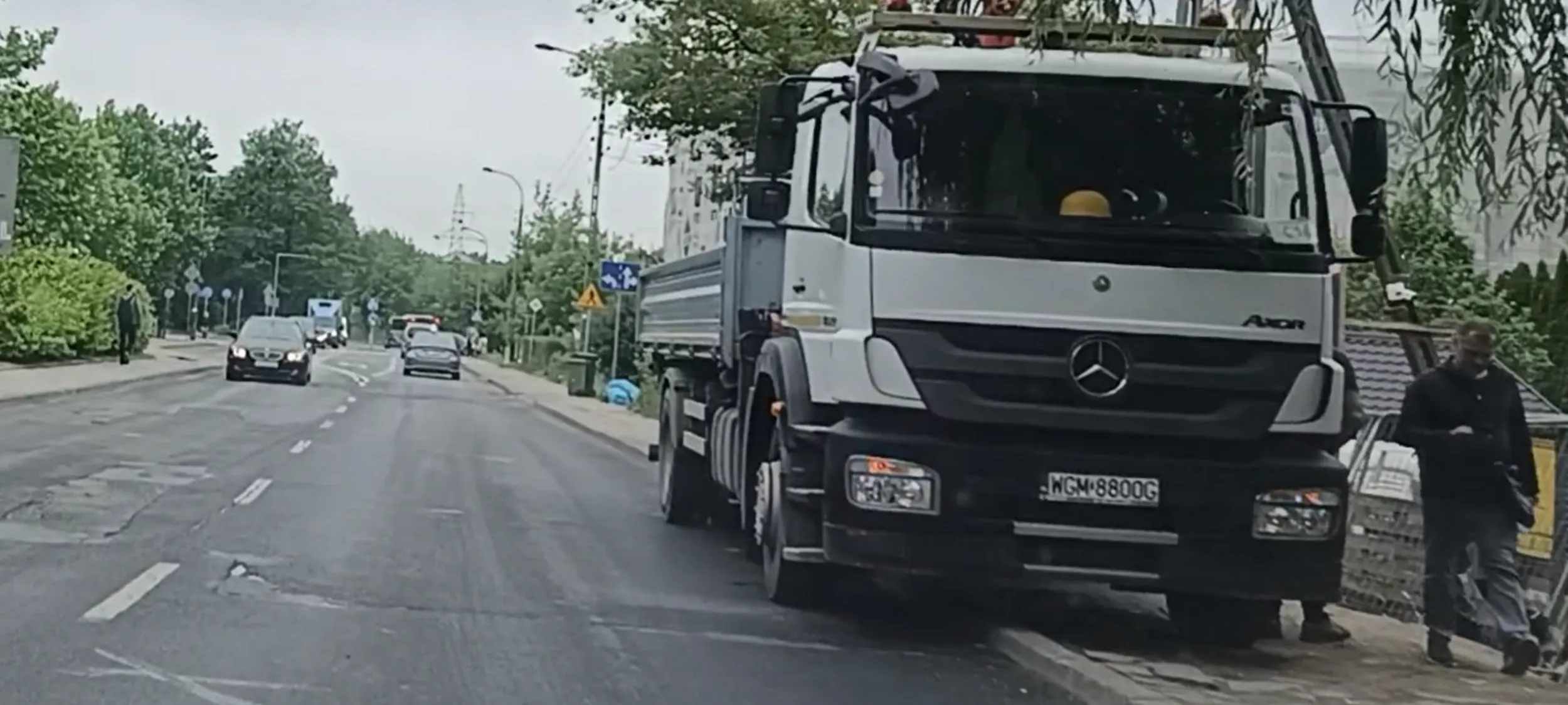 Cham zaparkował na chodniku bez zostawienia przejścia 1.5m dla pieszych