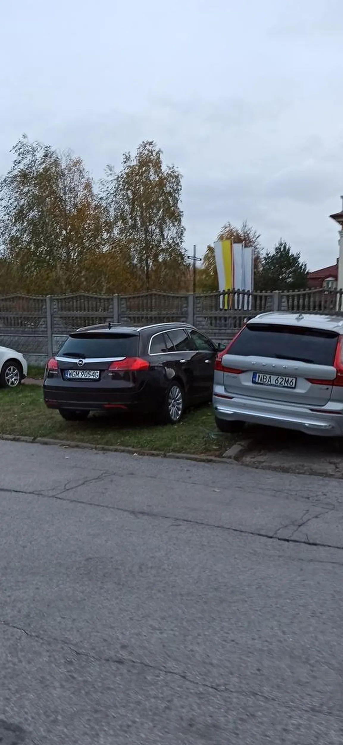 Pan rozjeżdża mój trawnik pod blokiem. Trochę słabo bo Pan wpadł prawdopodobnie na cmentarz przed wszystkimi świętymi a ja tu mieszkam i będę oglądał rozjeżdżony trawnik przez pół roku, zimą ta trawa nie odbije.