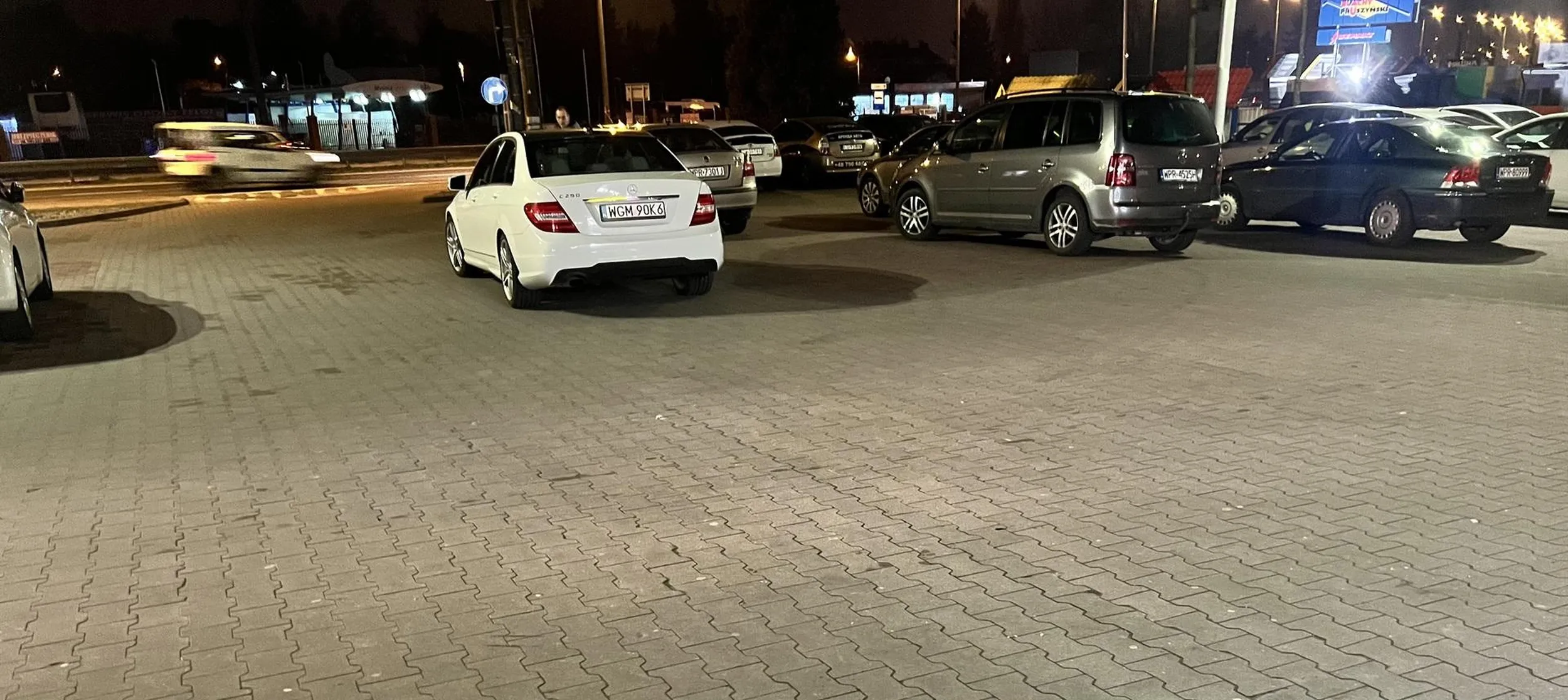 Stary piernik który nie umie parkować, zastawił przejazd, a dodatkowo w sklepie chodzi jak paralityk i rozmawia przez telefon na głośnomówiącym! Pruszków, al. Jerozolimskie 454