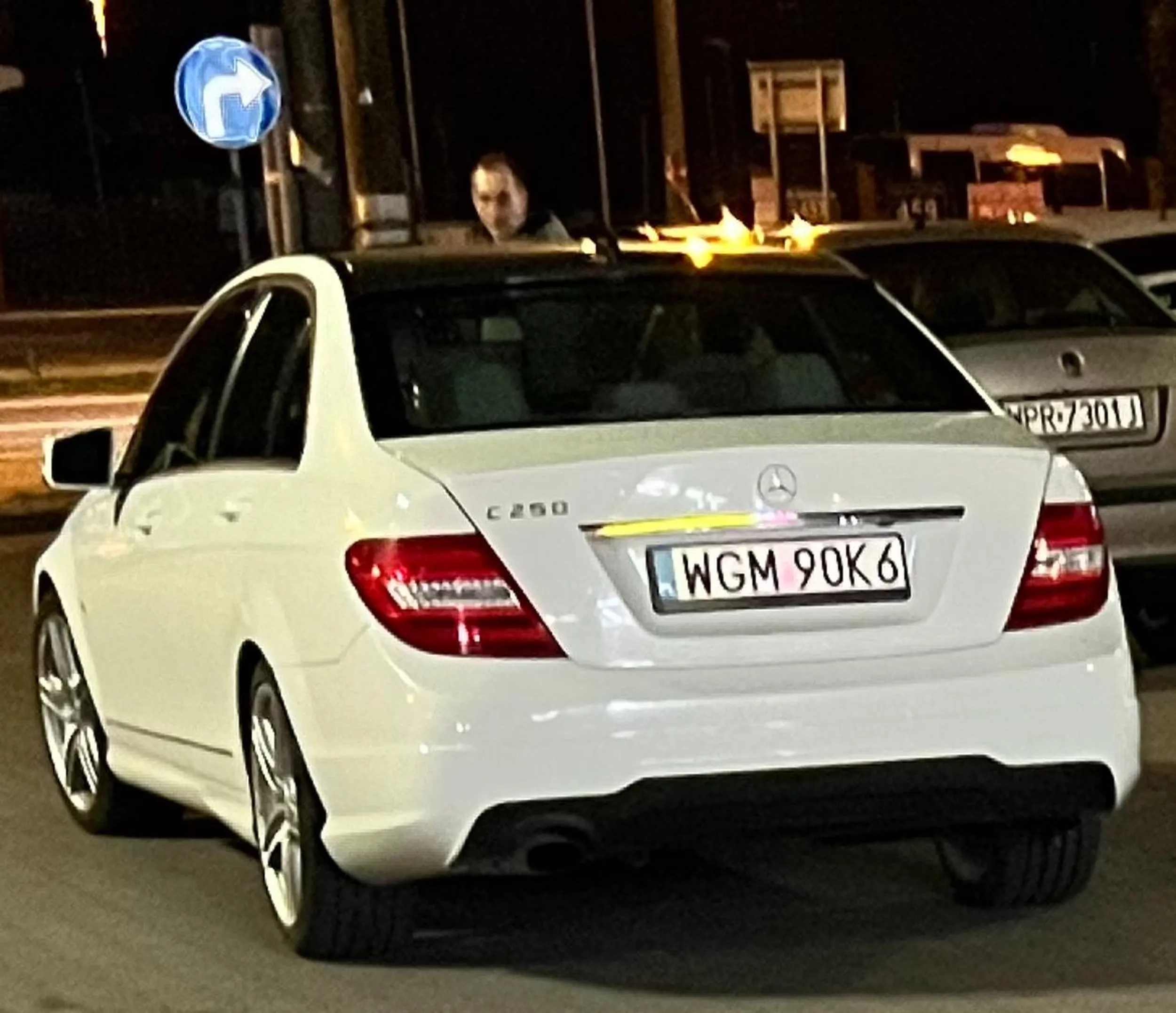 Stary piernik który nie umie parkować, zastawił przejazd, a dodatkowo w sklepie chodzi jak paralityk i rozmawia przez telefon na głośnomówiącym! Pruszków, al. Jerozolimskie 454