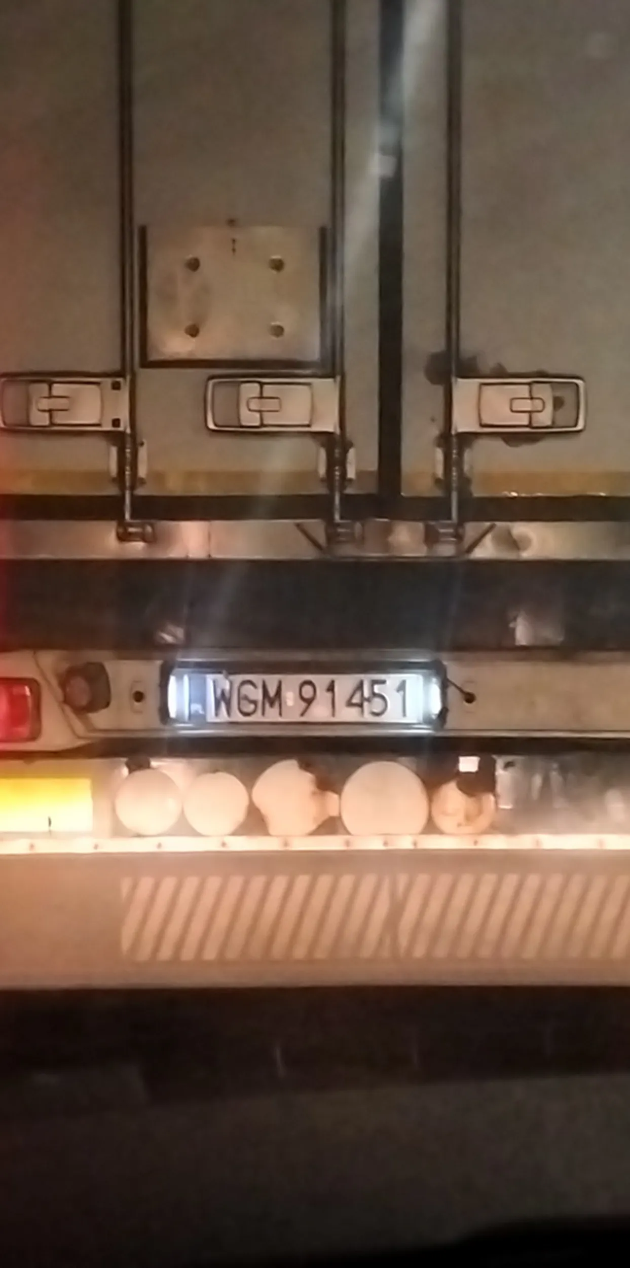 Kierowca zawodowy ciężarówki, jeździ jak pijany, wymusza i podjeżdża z impetem pod sam tył. 22.08.24 Skierniewice