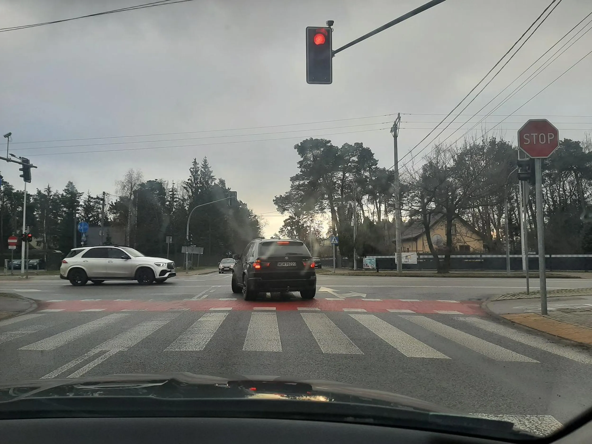 Jeździ jak Baran, wyjeżdża na czerwonym na skrzyżowanie a potem po prostu stoi
