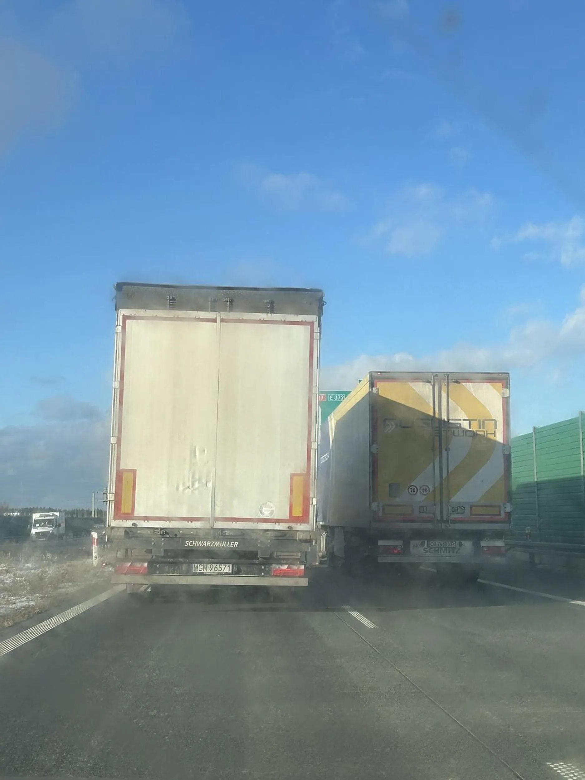 Wyprzedzanie ciężarówki na dwupasmówce centralnie przed szybą mojego samochodu. Polecam lekcje doszkalające.