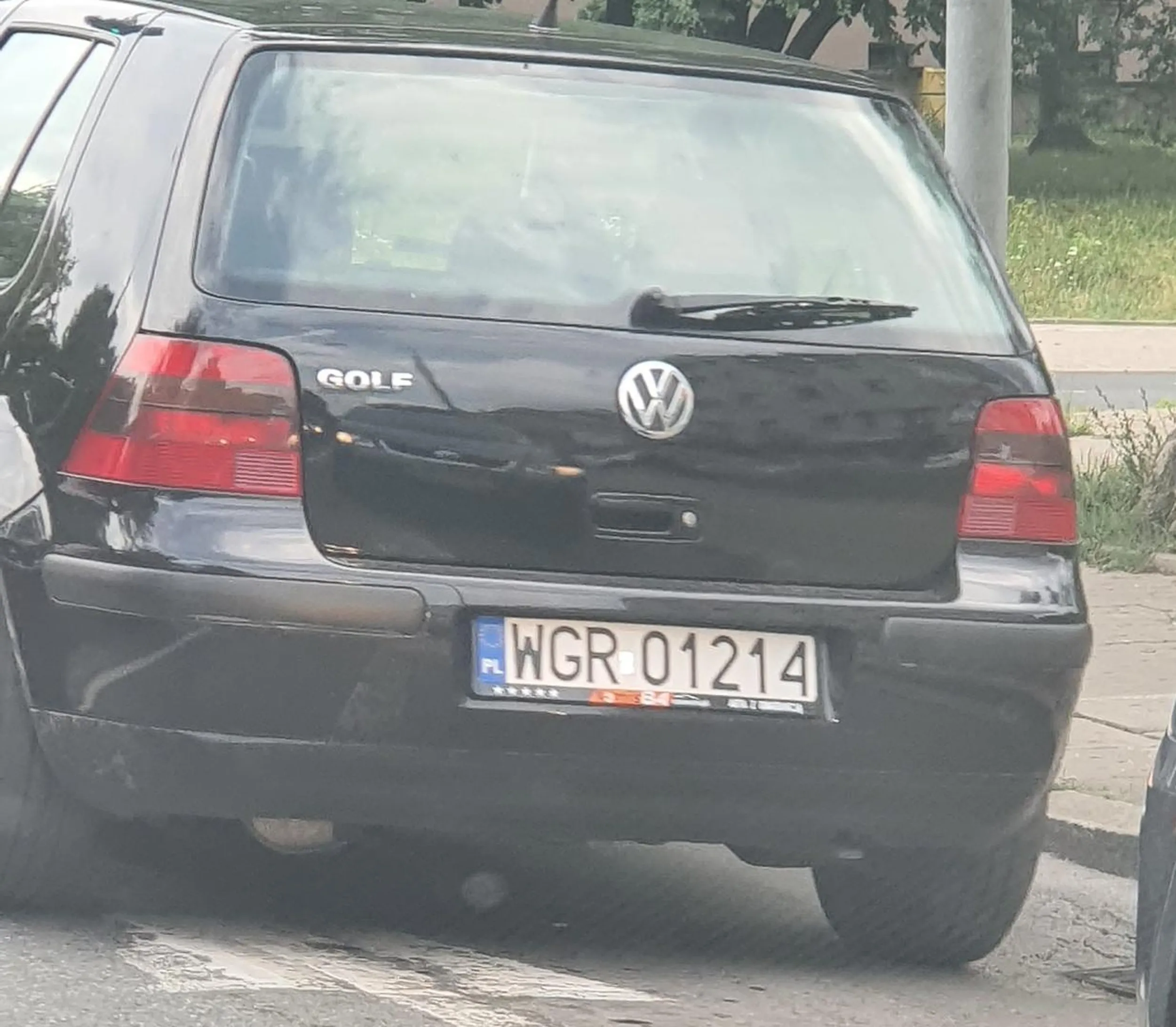 Niech się dziunia nauczy korzystać z lusterek bo sama na drodze nie jest. I trochę kultury bo gdyby nie mój refleks to po golfiku nie byłoby co zbierać A ty nawet nie podziękujesz. Nie pozdrawiam.