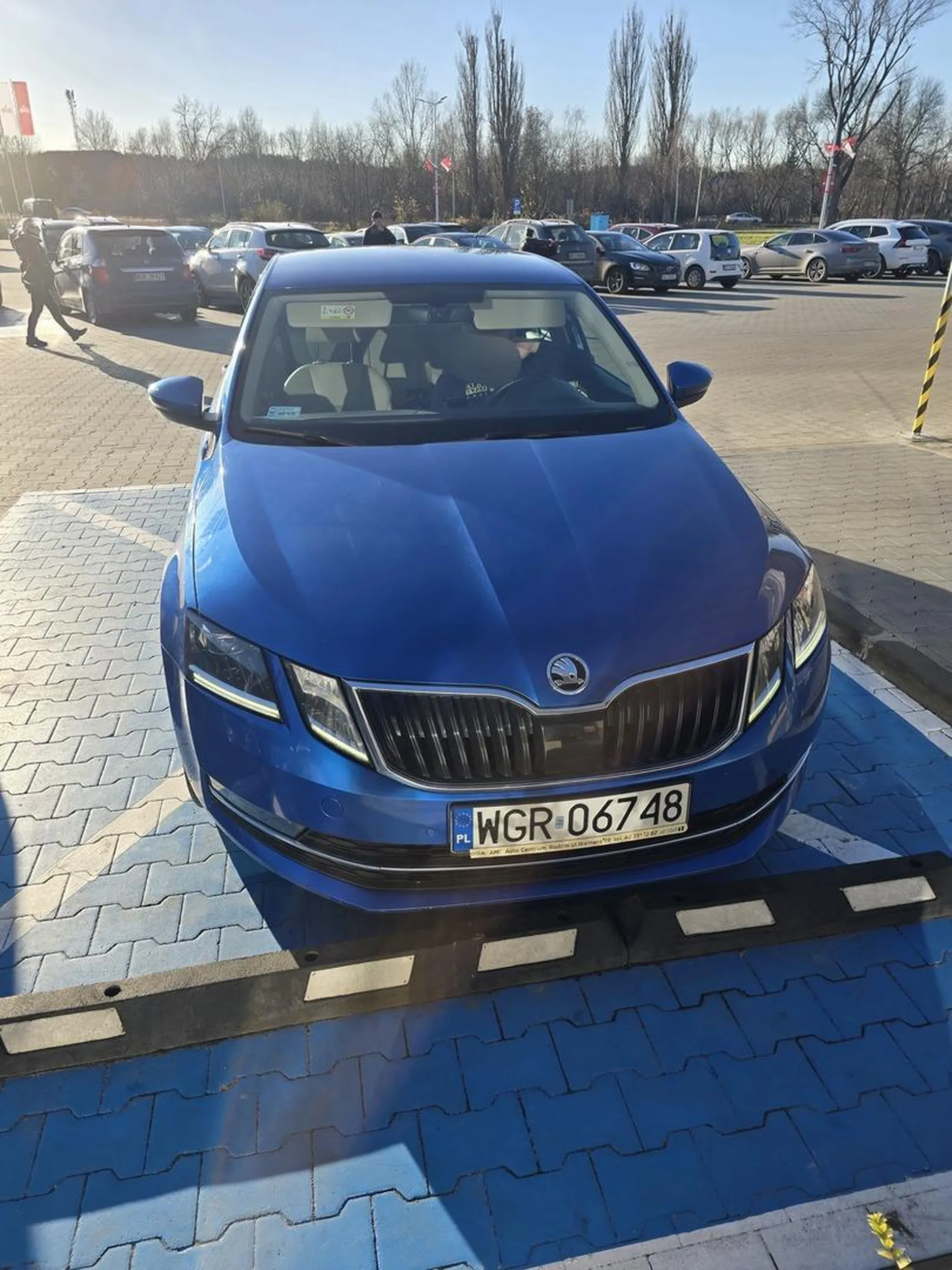 Parkuje na miejscu dla niepełnosprawnych, po zwróceniu uwagi mówi, że tylko " na chwilkę". Karty brak.