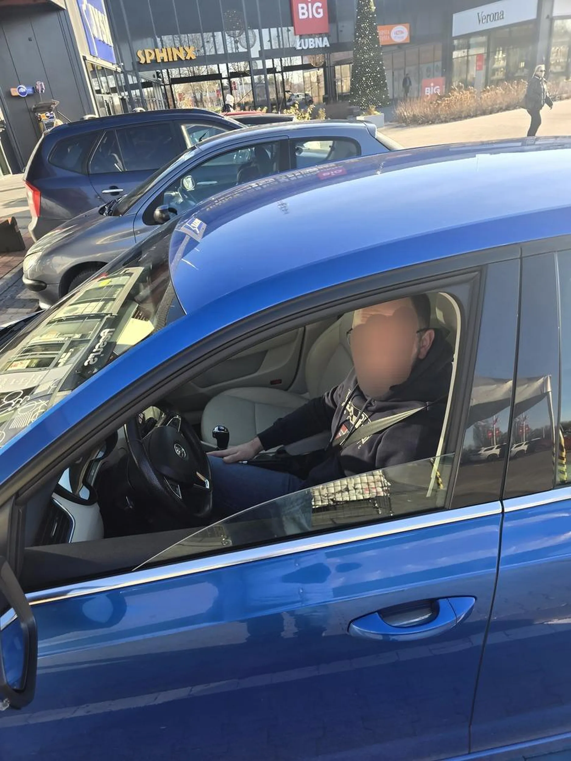 Parkuje na miejscu dla niepełnosprawnych, po zwróceniu uwagi mówi, że tylko " na chwilkę". Karty brak.