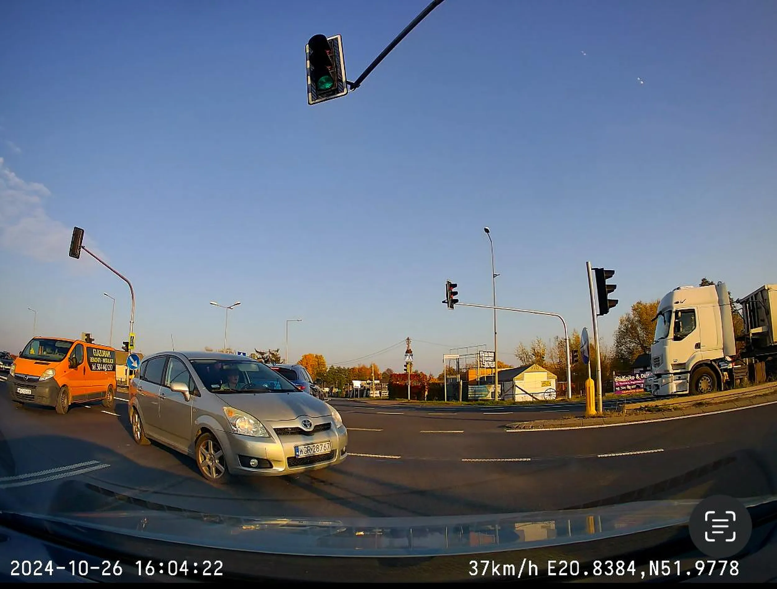 Typowa grażynka z wyrazem twarzy nieskażonym myślą. Wjeżdża na skrzyżowanie wymuszając pierwszeństwo.