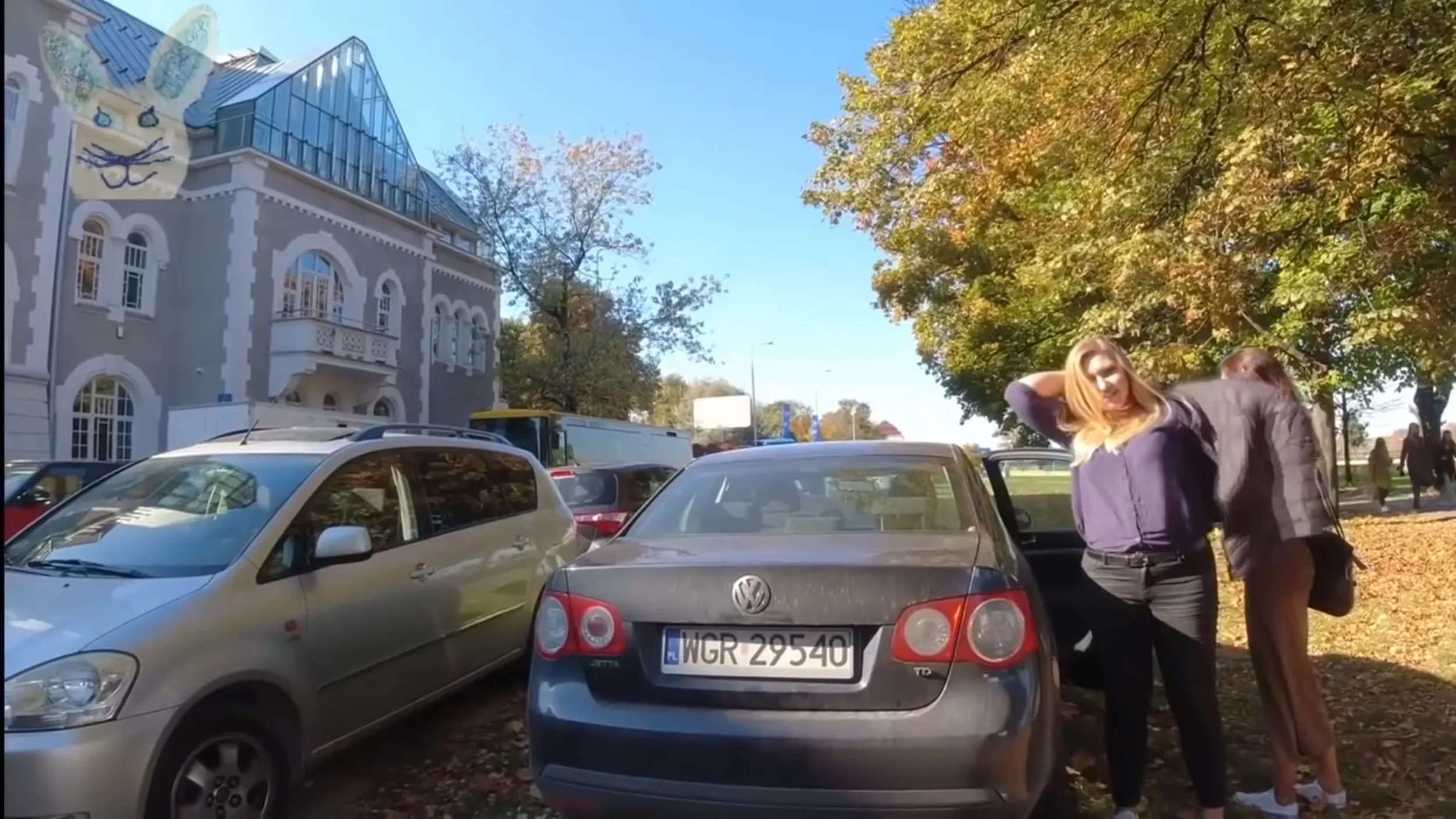 Dwie lafiryndy rozjeżdżają zieleń i nie potrafią parkować. Podobno zwiedzają. Ekolodzy ich nienawidzą!