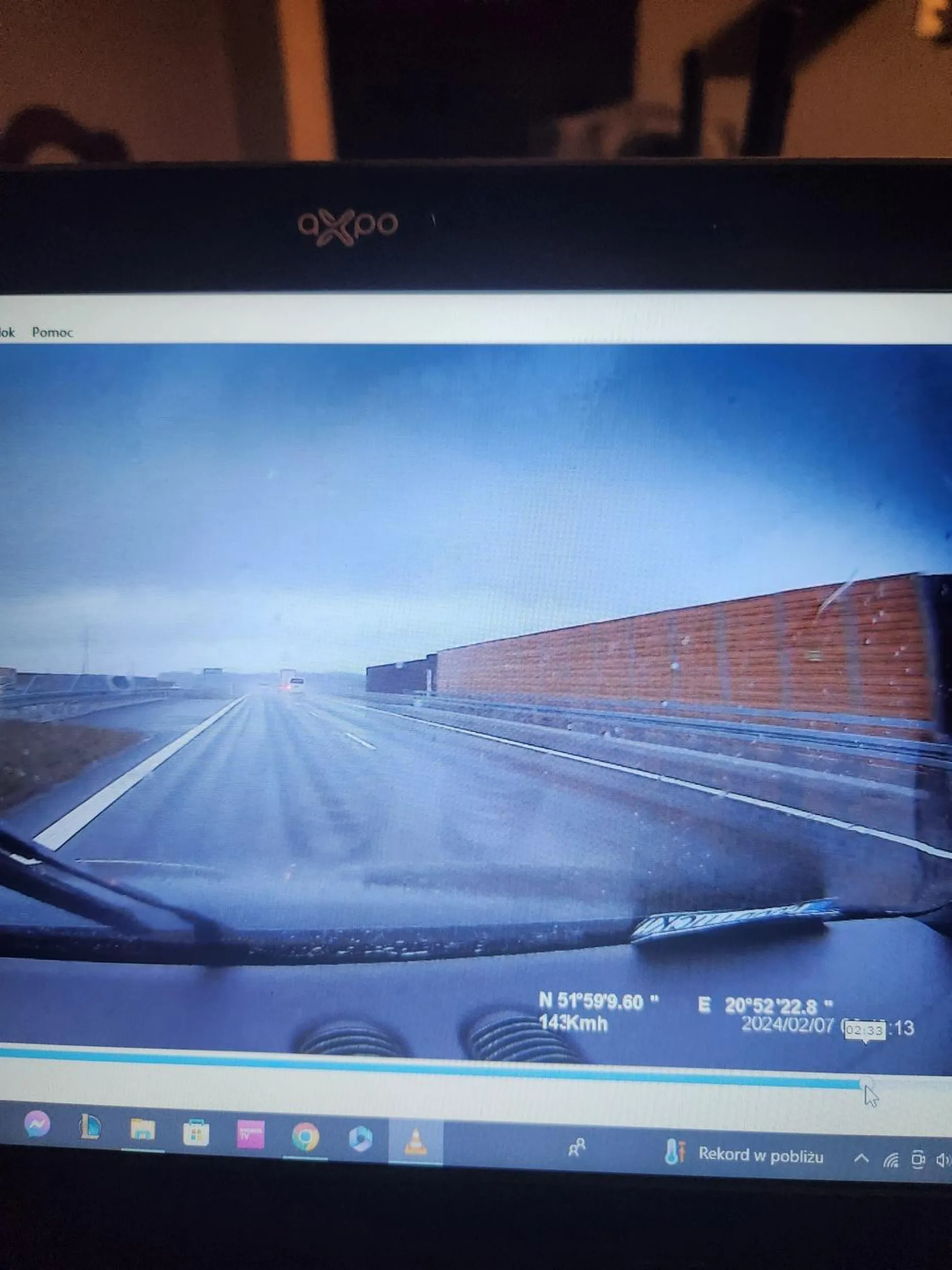 Cep jedzie za tirem wyjeżdżą na ekspresówce na lewy pas. jadąc ok 140 km/h w deszczu musiałem wychamowac do 86km/h na GPS.nastepnym razem jak nie zdążę wychamowac to zobaczymy czy zaczniesz patrzeć w lusterka ,a tego tira nawet nie wyprzedziłeś zwykła pała.