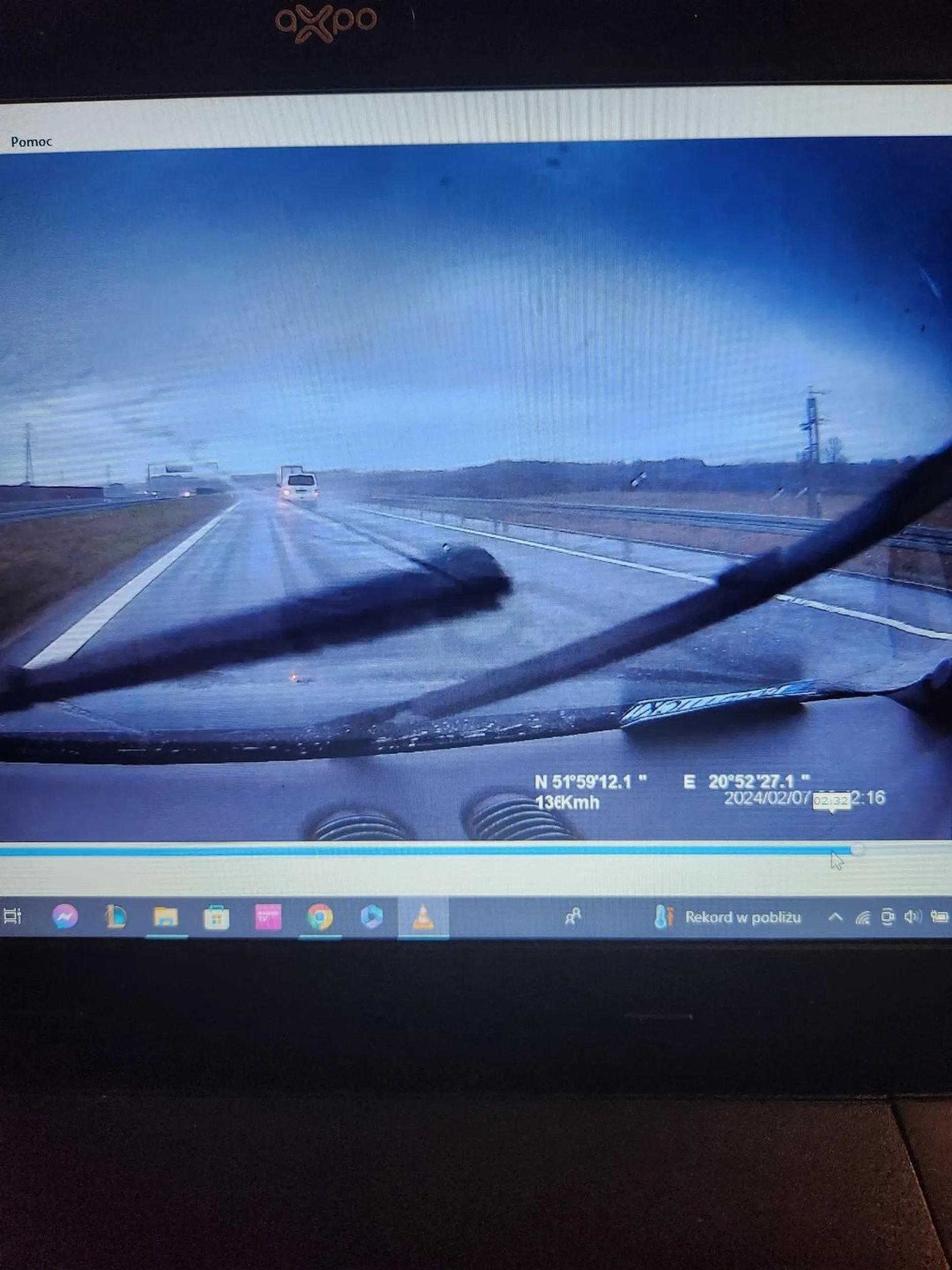 Cep jedzie za tirem wyjeżdżą na ekspresówce na lewy pas. jadąc ok 140 km/h w deszczu musiałem wychamowac do 86km/h na GPS.nastepnym razem jak nie zdążę wychamowac to zobaczymy czy zaczniesz patrzeć w lusterka ,a tego tira nawet nie wyprzedziłeś zwykła pała.