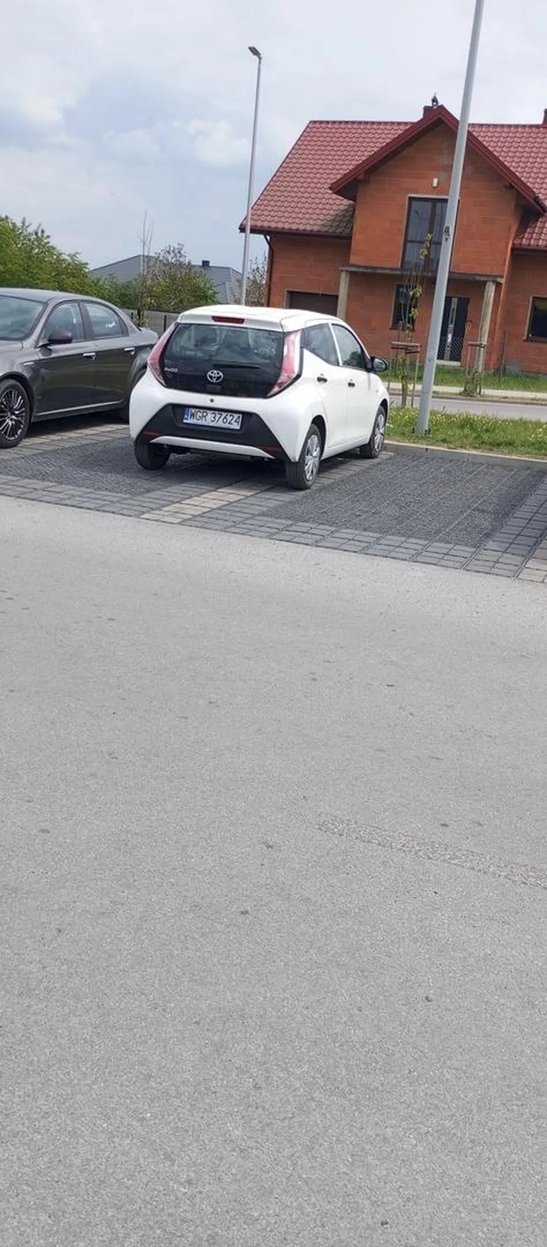 Parkowanie ci coś nie wychodzi naucz się parkować albo nie parkuj wcale jeszcze na dodatek w godzinach szczytu gdzie nie było miejsc chamskie zachowanie do potęgi ętej