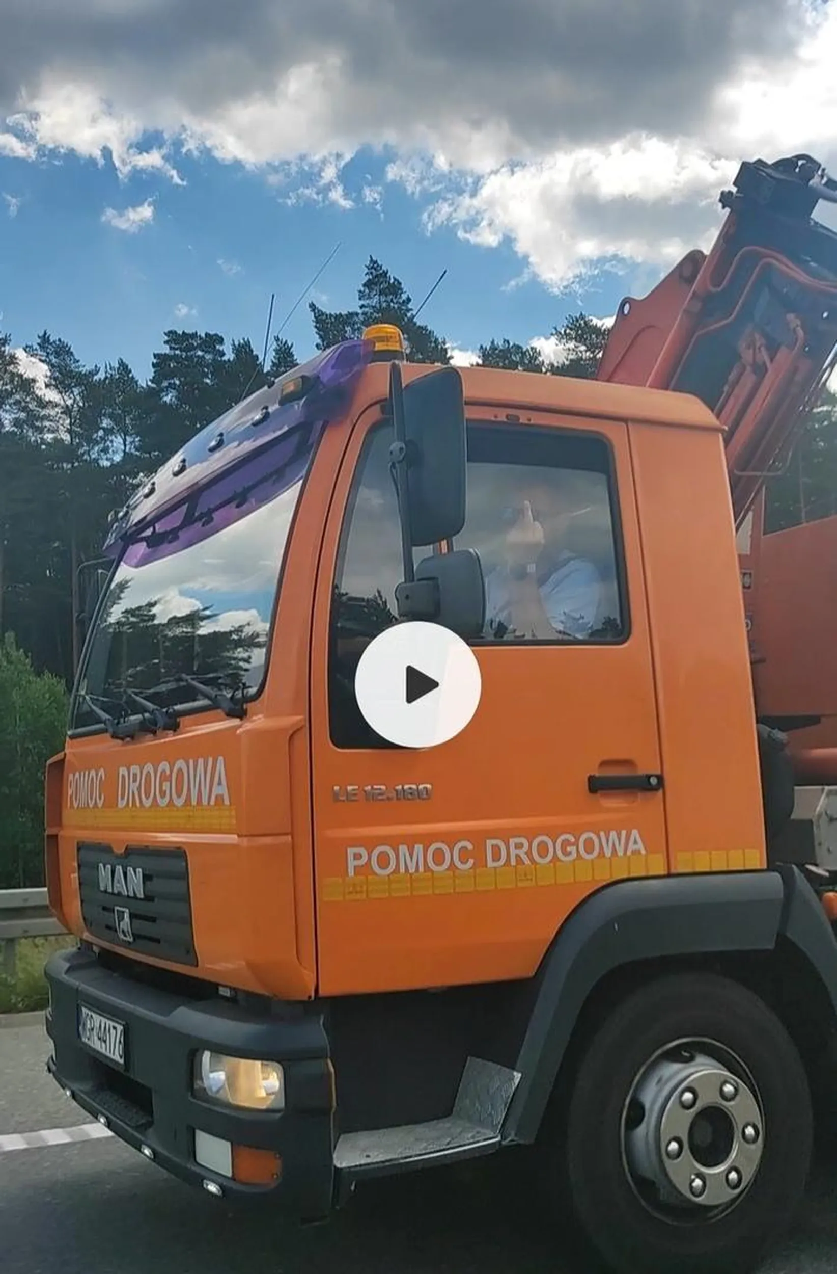 Parówa z pomocy drogowej z małą kuśką najpierw blokuje pas, później wjeżdża na siłę z pasa włączającego się do ruchu taranując inne pojazdy, a na sam koniec jeszcze pokazuje fakersa. No ameba umysłowa za kierownicą.