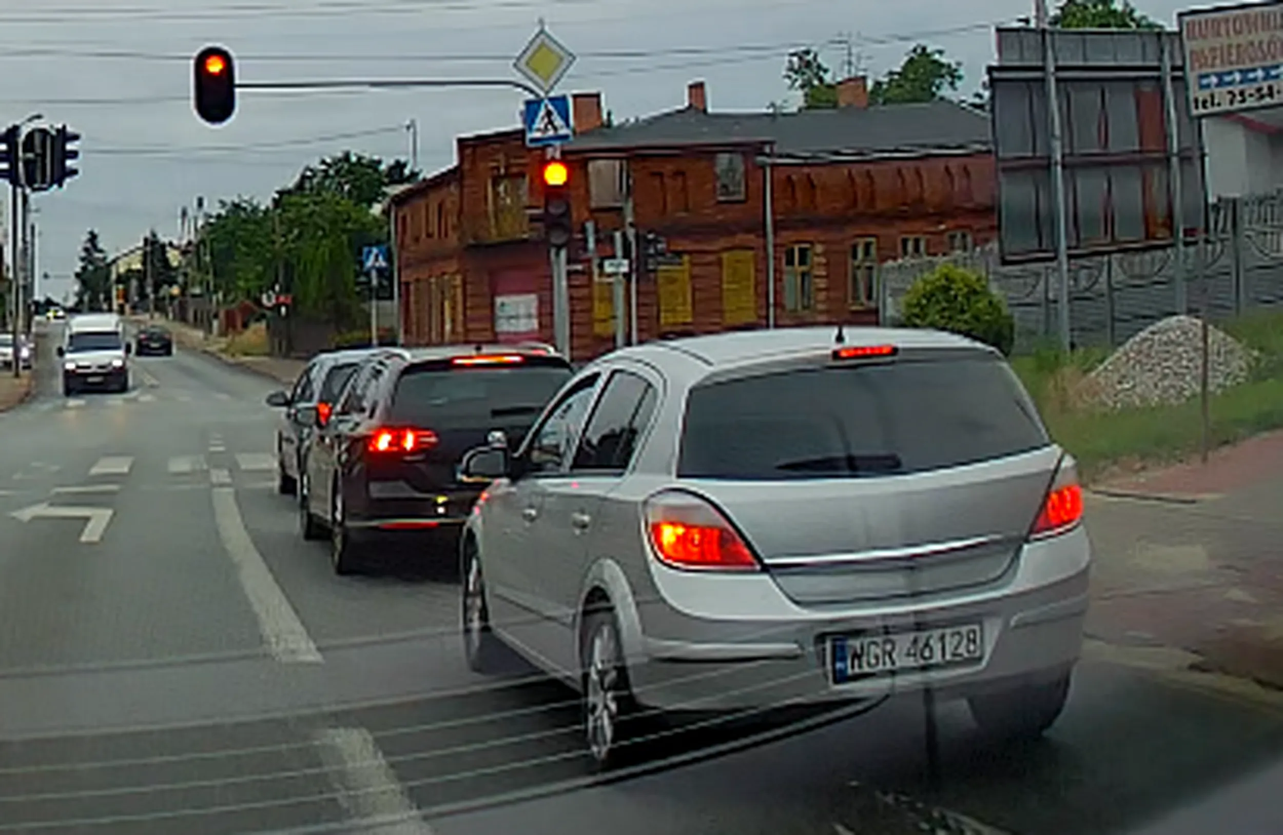 Psychol albo przećpany - wyprzedza na skrzyżowaniach kolumny aut z dużą prędkością. Nie przeszkadza mu podwójna ciągła i wyprzedzanie pod górę.