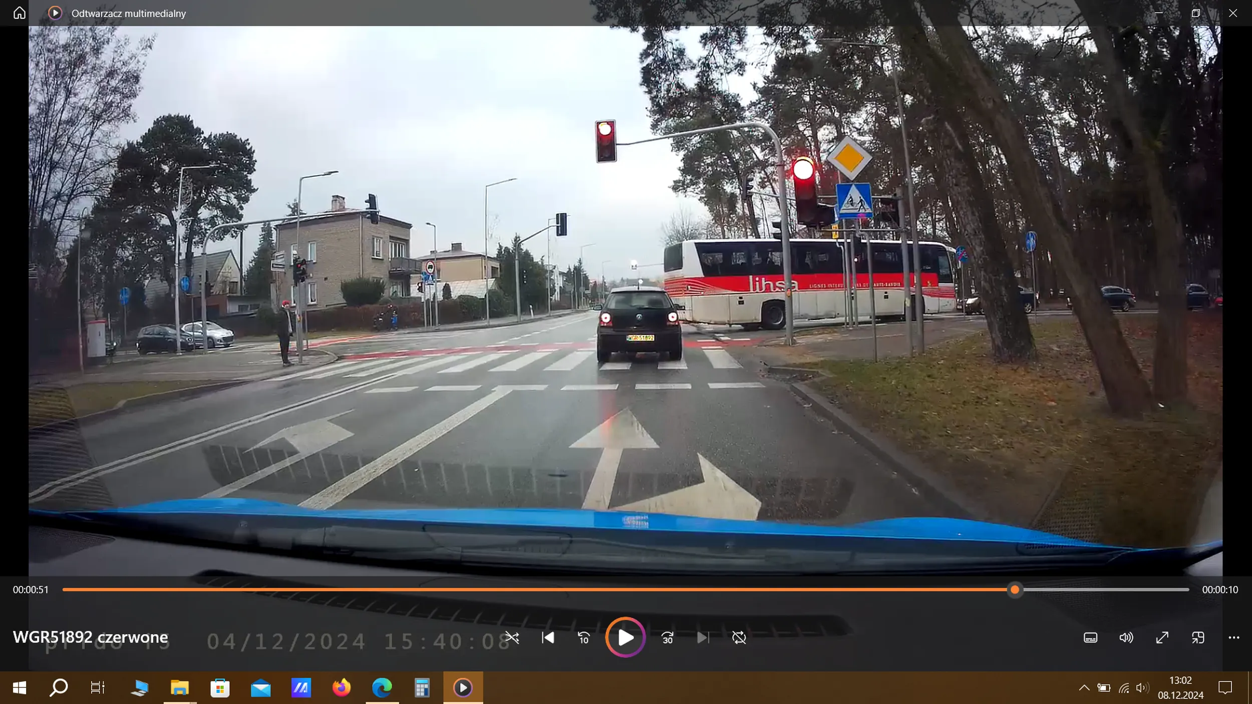 Nie wiem, czego was tam uczą w Grójcu na nauce jazdy ale w Polsce, gdy świeci się górne światełko, to się nie przejeżdża. Cały film z majestatycznego, powolnego przejazdu zachowam.