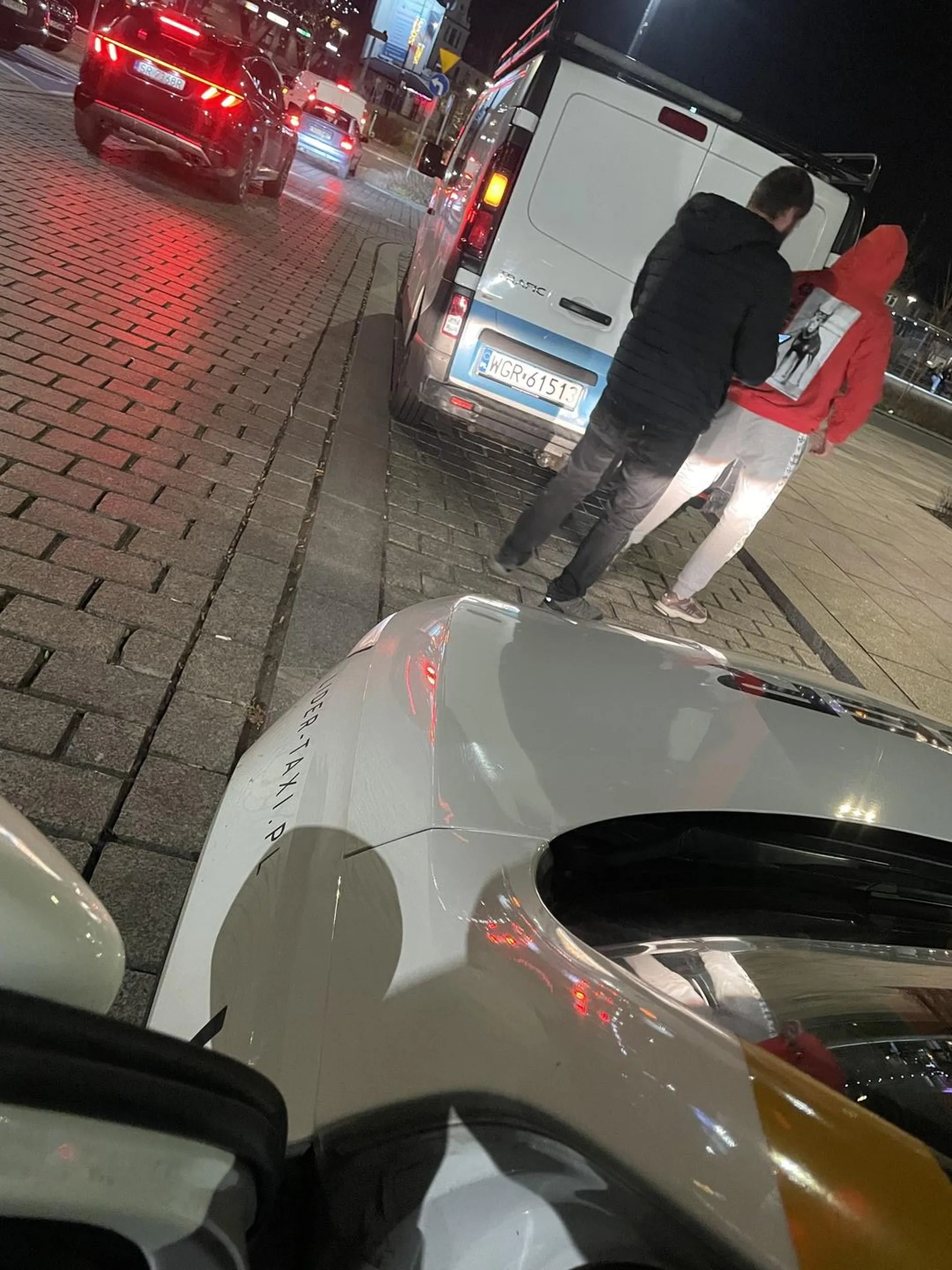 Auto zostawił na postoju taxi i zaczął handlować lewym towarem