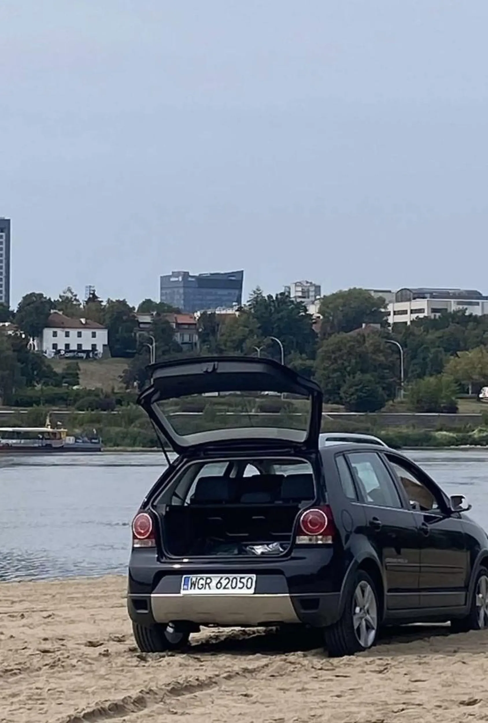 Głowa pusta, zero myśli u kierowcy, zakopany na praskiej plaży miejskiej w Warszawie.
