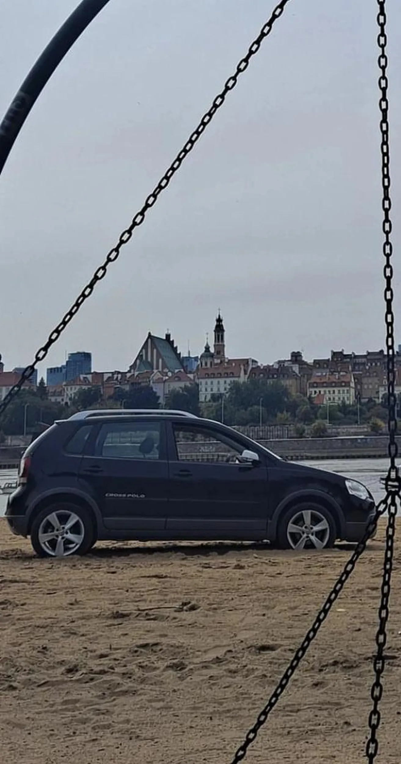 Głowa pusta, zero myśli u kierowcy, zakopany na praskiej plaży miejskiej w Warszawie.