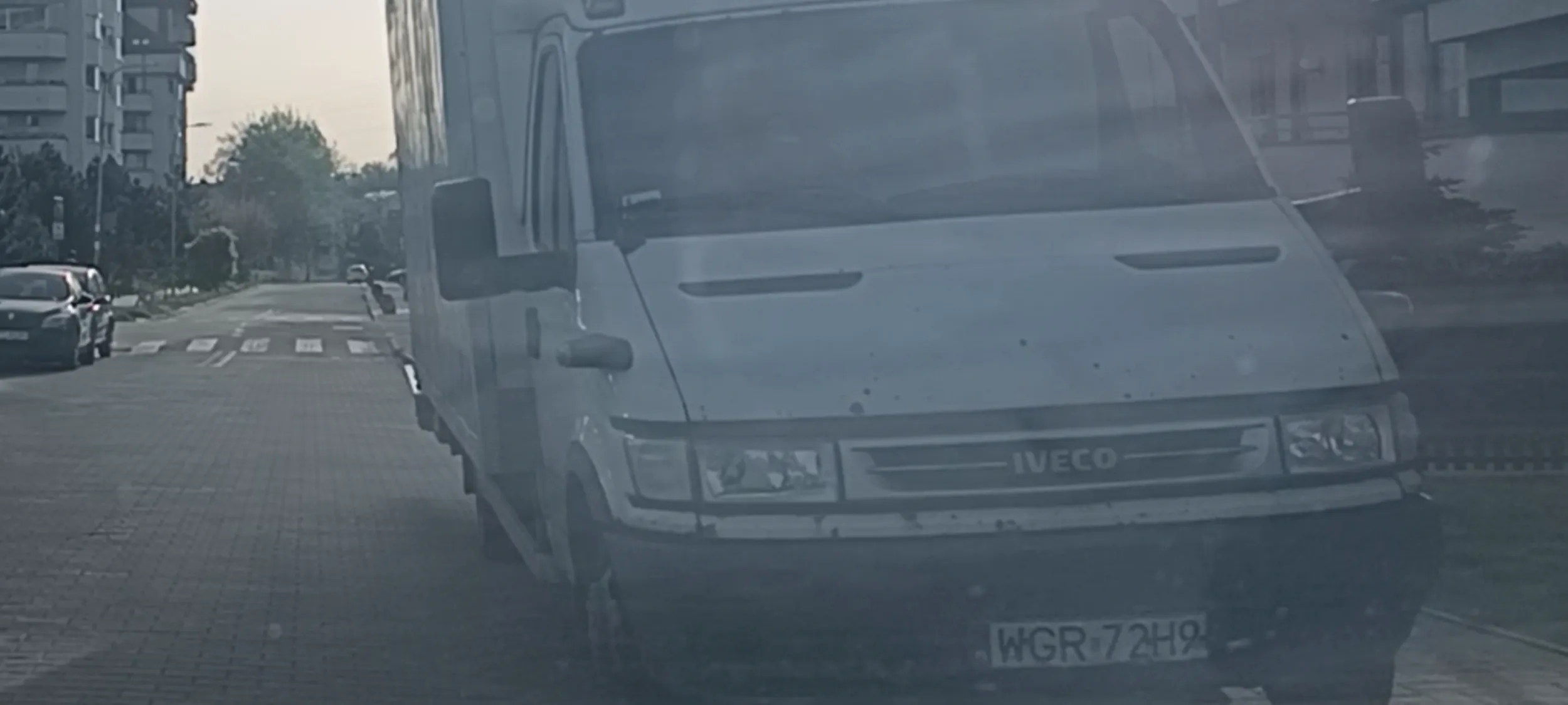 Samochód parkuje na chodniku przy ulicy gdzie jest zakaz zatrzymywania się i postoju