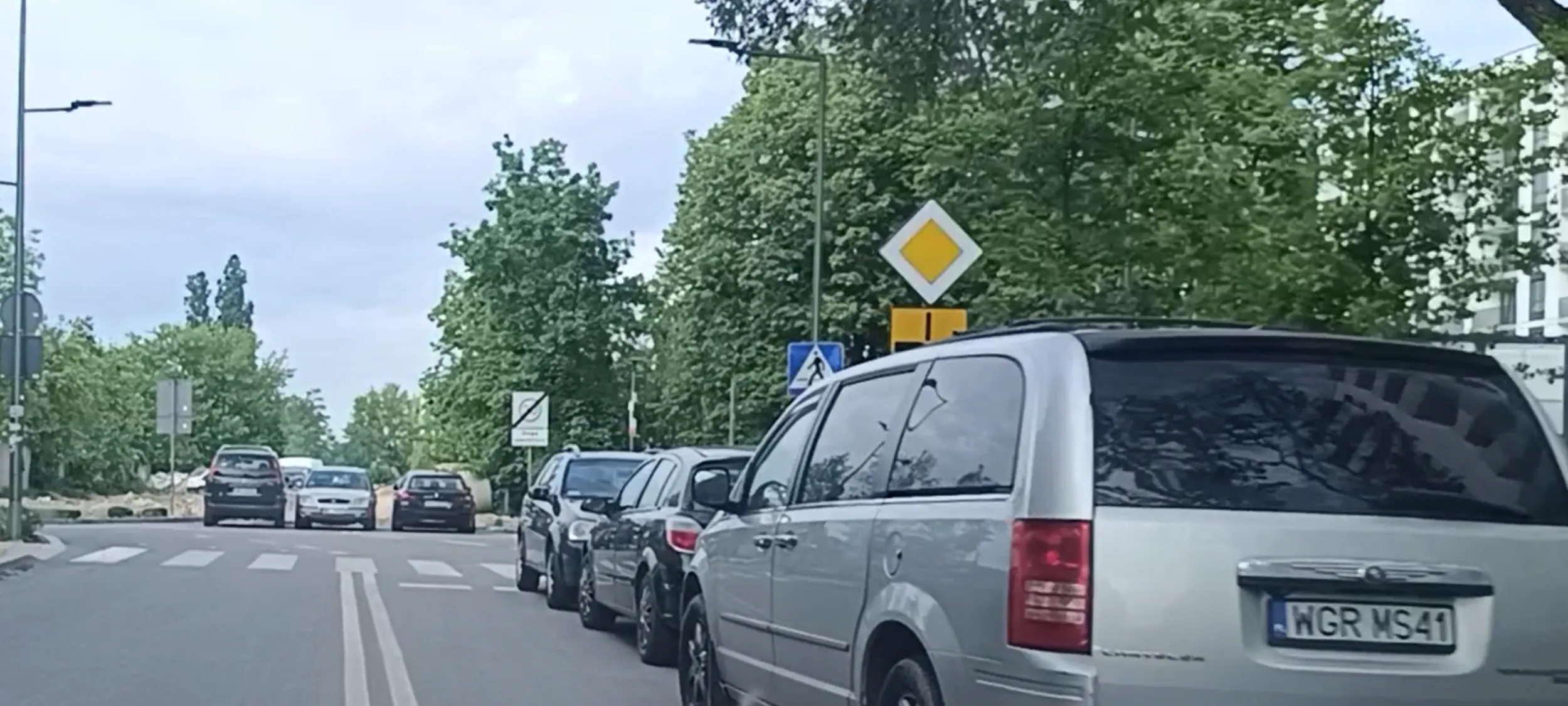 Ujek złamany w Warszawie stoi na zakazie zatrzymywania się i postoju B-36 i aby go ominąć trzeba przekroczyć podwójną linię ciągłą.