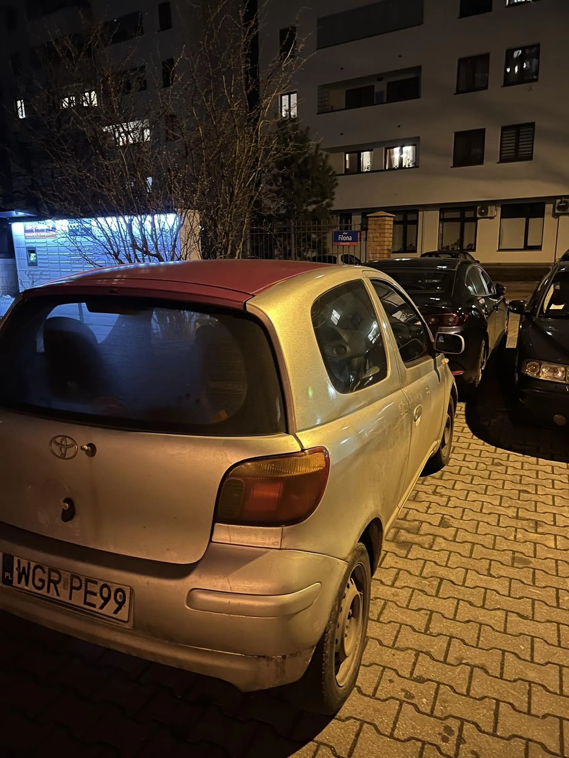 Co z kierowca! Zastawia inne auta swoim pierdkiem yaris