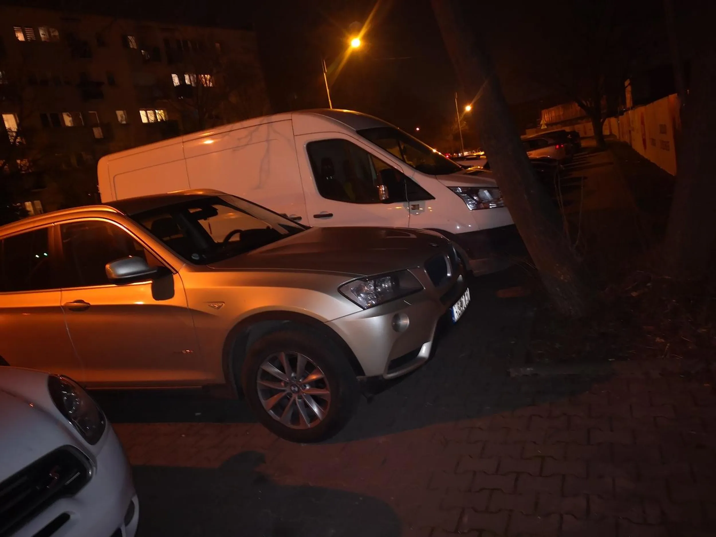 Kierowcy i nie umie parkować, a na prośbę przepakowania auta, które zostawia pieszym zaledwie 20 cm chodnika, każe przechodzić drugą stroną ulicy i twierdzi, że do pięt jej nie dorastam, bo ona ma bmw...