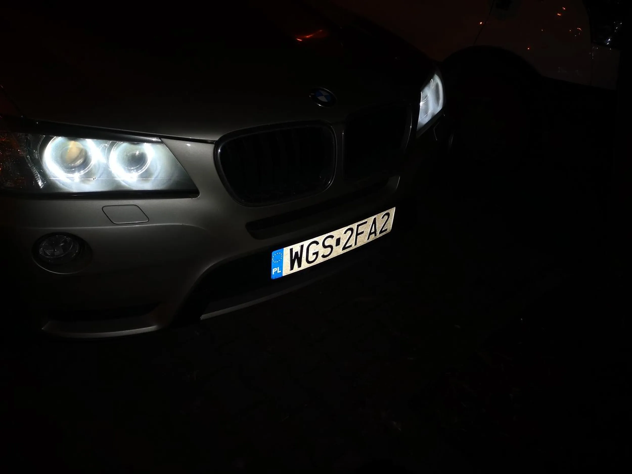 Kierowcy i nie umie parkować, a na prośbę przepakowania auta, które zostawia pieszym zaledwie 20 cm chodnika, każe przechodzić drugą stroną ulicy i twierdzi, że do pięt jej nie dorastam, bo ona ma bmw...