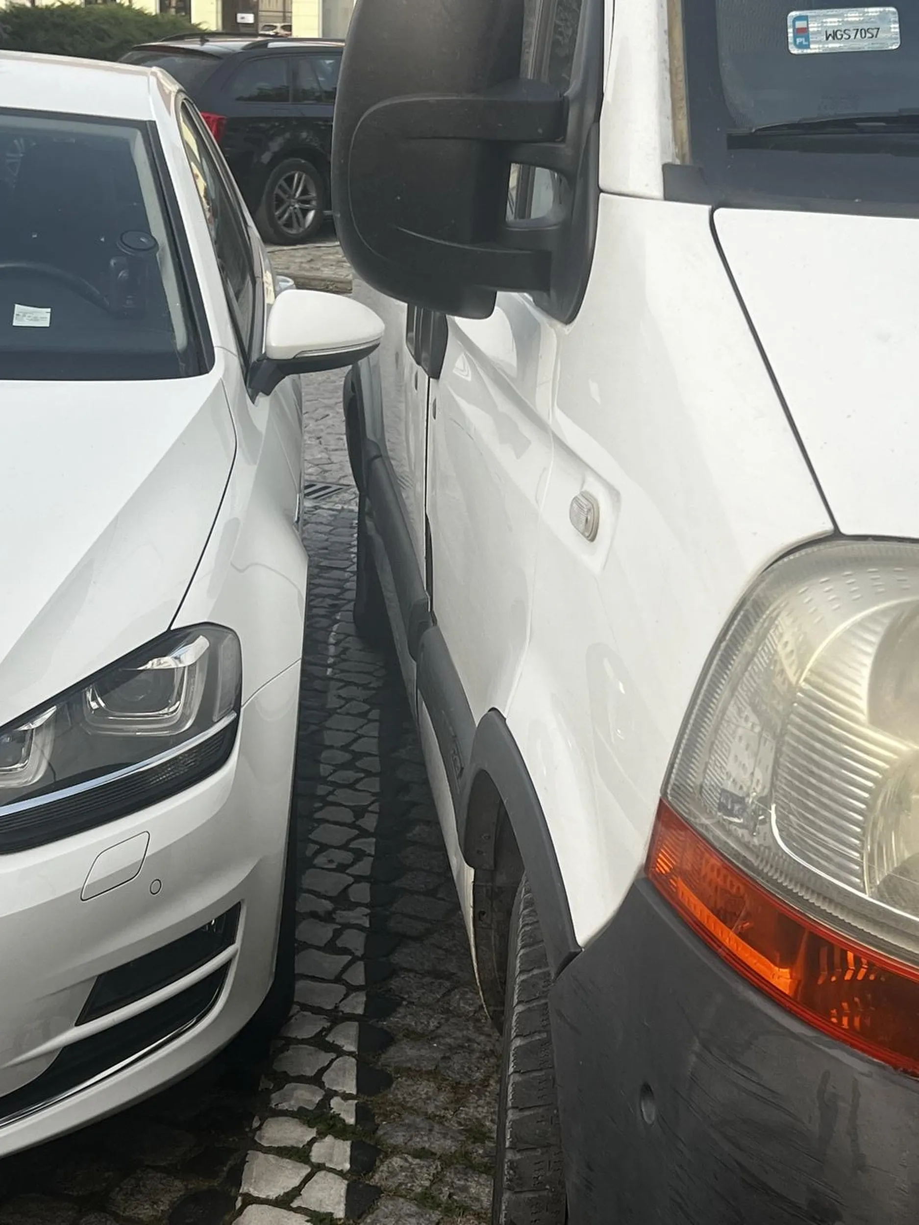 Prawo jazdy wygrane w czipsach lays. Naucz się stawać na parkingach, bo cywilizowani ludzie nie mogą wsiąść normalnie do samochodu. Serdecznie nie pozdrawiam :)