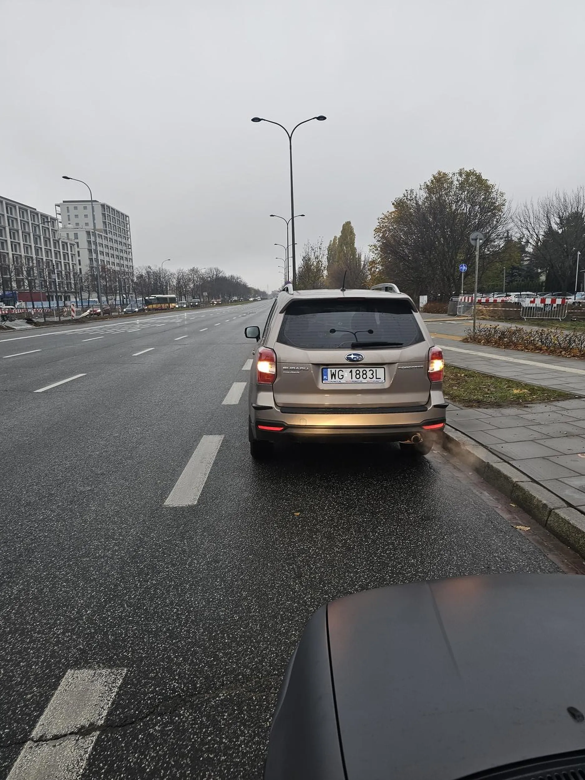 Pan nie umie patrzeć w lusterka przy zmianie pasa przez co mam roz*** aną felge w aucie