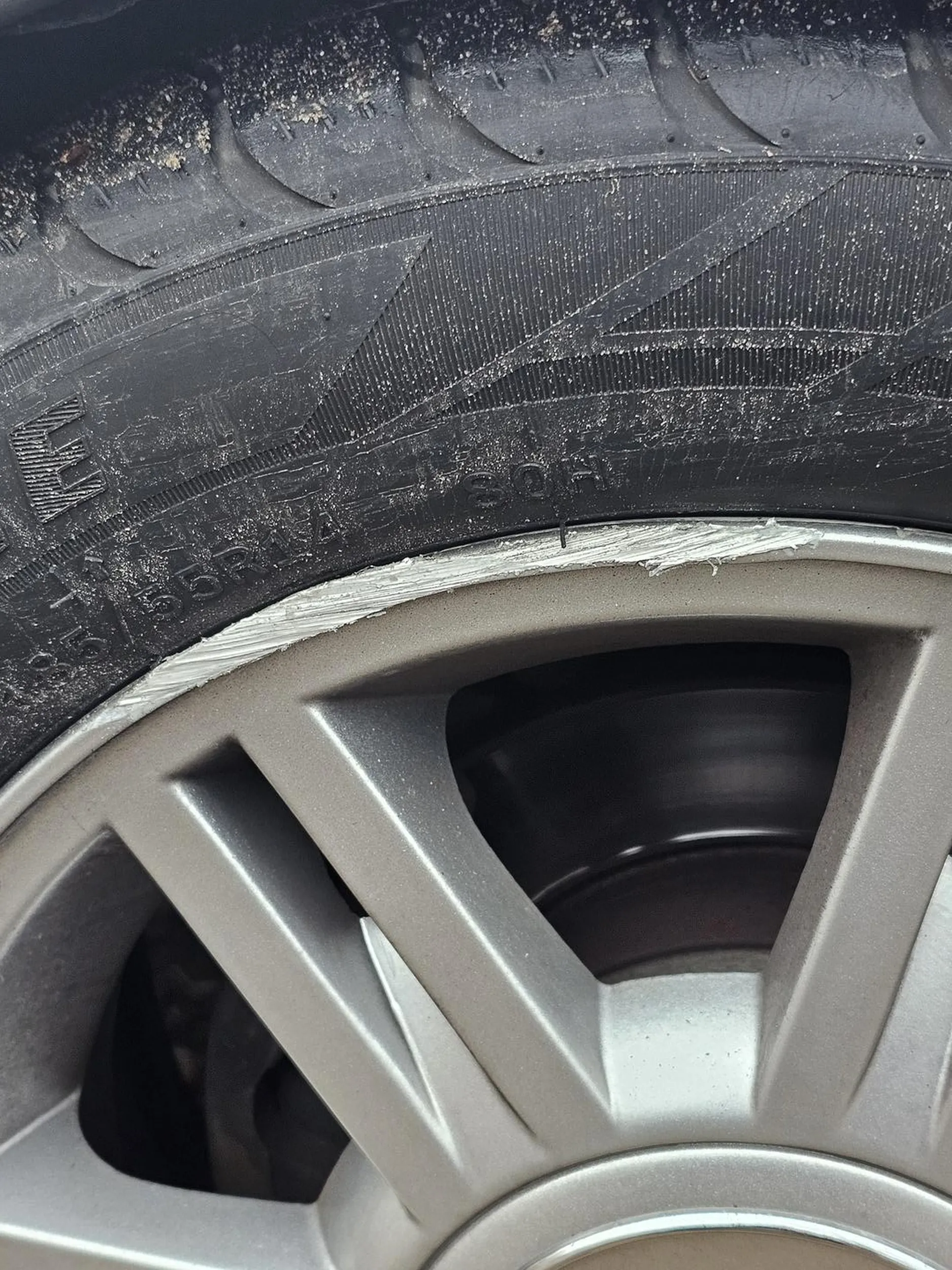 Pan nie umie patrzeć w lusterka przy zmianie pasa przez co mam roz*** aną felge w aucie