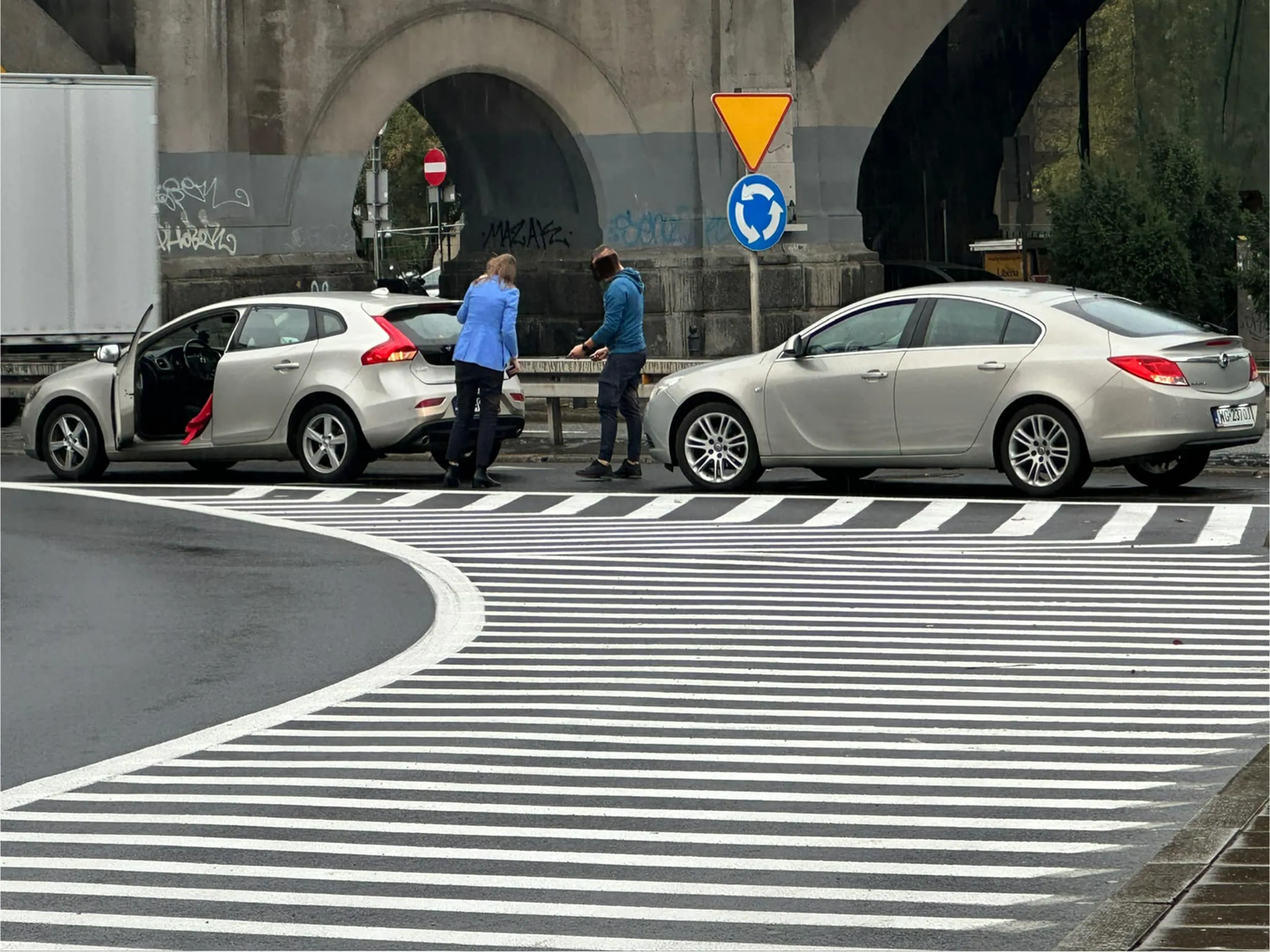 Lekko popadało i zweryfikowało umiejętności bezpiecznej jazdy gościa. Wjechał babce w tył