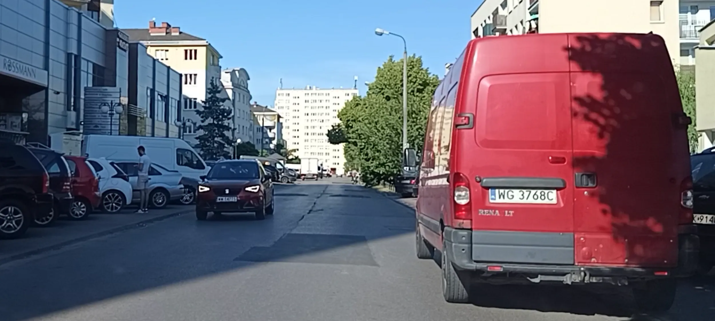 Ameba parkingowa stoi na ulicy i utrudnia ruch drogowy bo musi zaopatrzyć w towar nielegalny stragan na chodniku, którego właściciel nie płaci podatków ani składek ZUS