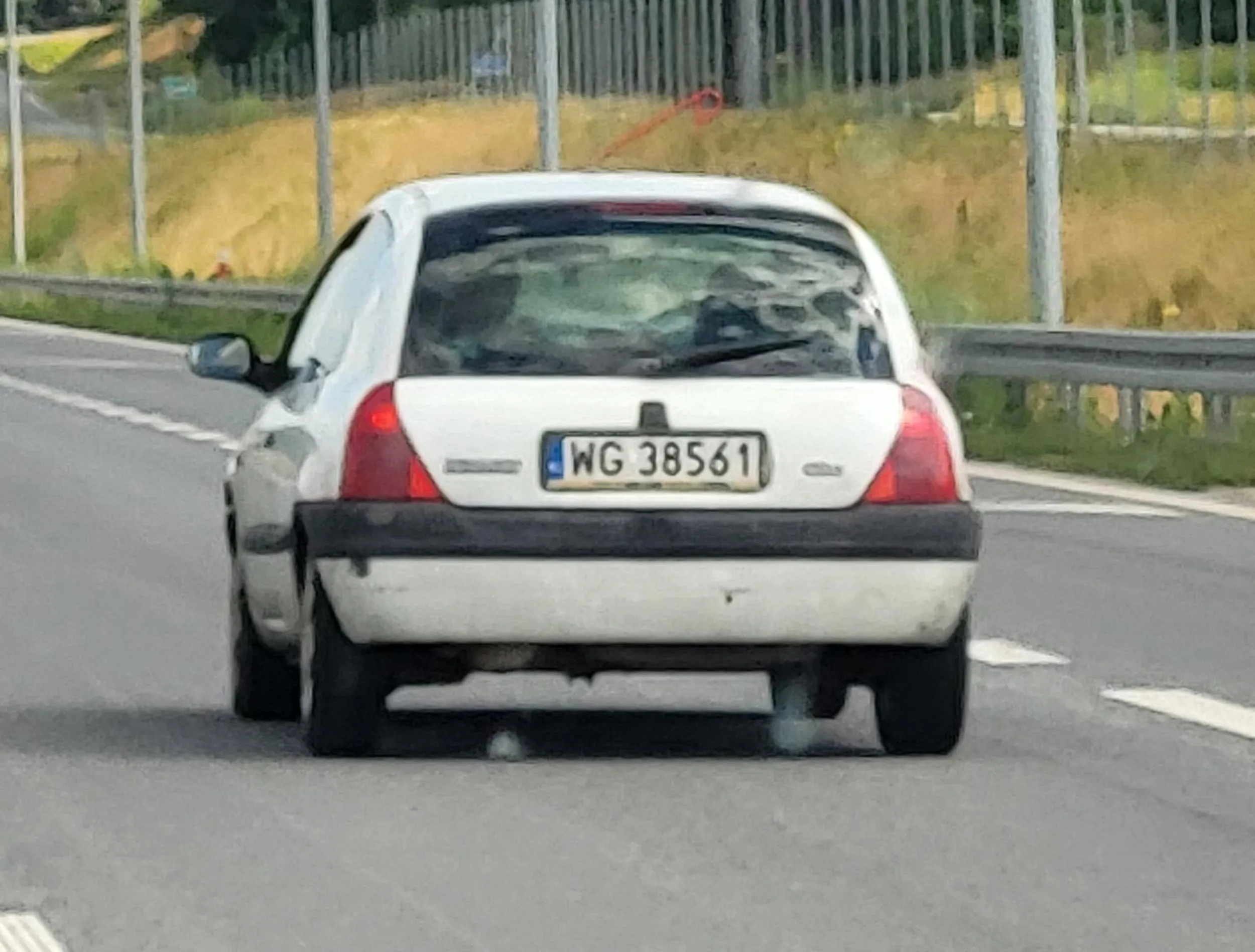 Jeździ slalomem od bandy do bandy, 70km/h na ograniczeniu 130, a 100 na ograniczeniu 80km/h. Dojeżdża na centrymetry do zderzaka i ogólnie szuka guza.