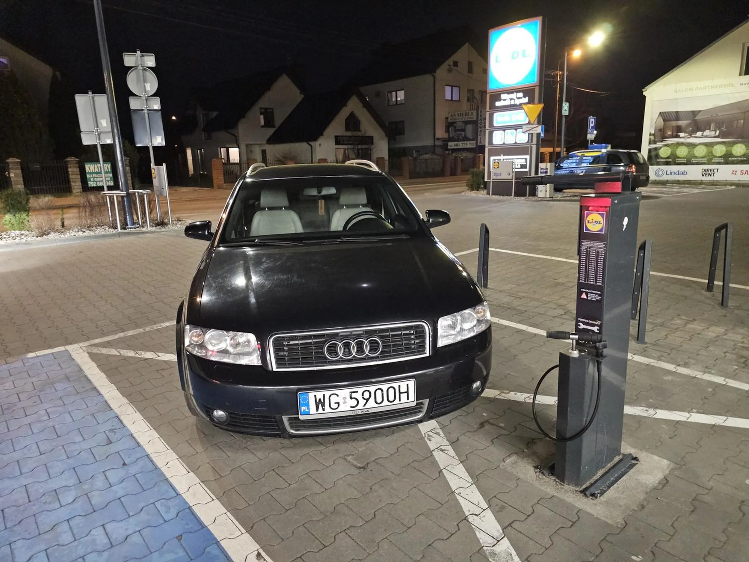 Audi zostało rowerem xD. Piękne parkowanie gdzie jeszcze wystaje mu 1/3 pojazdu i blokuje przejazd ?