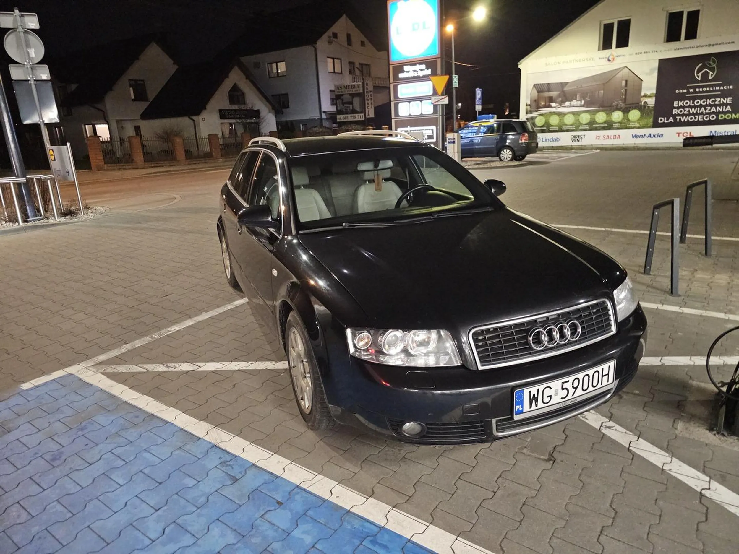 Audi zostało rowerem xD. Piękne parkowanie gdzie jeszcze wystaje mu 1/3 pojazdu i blokuje przejazd ?