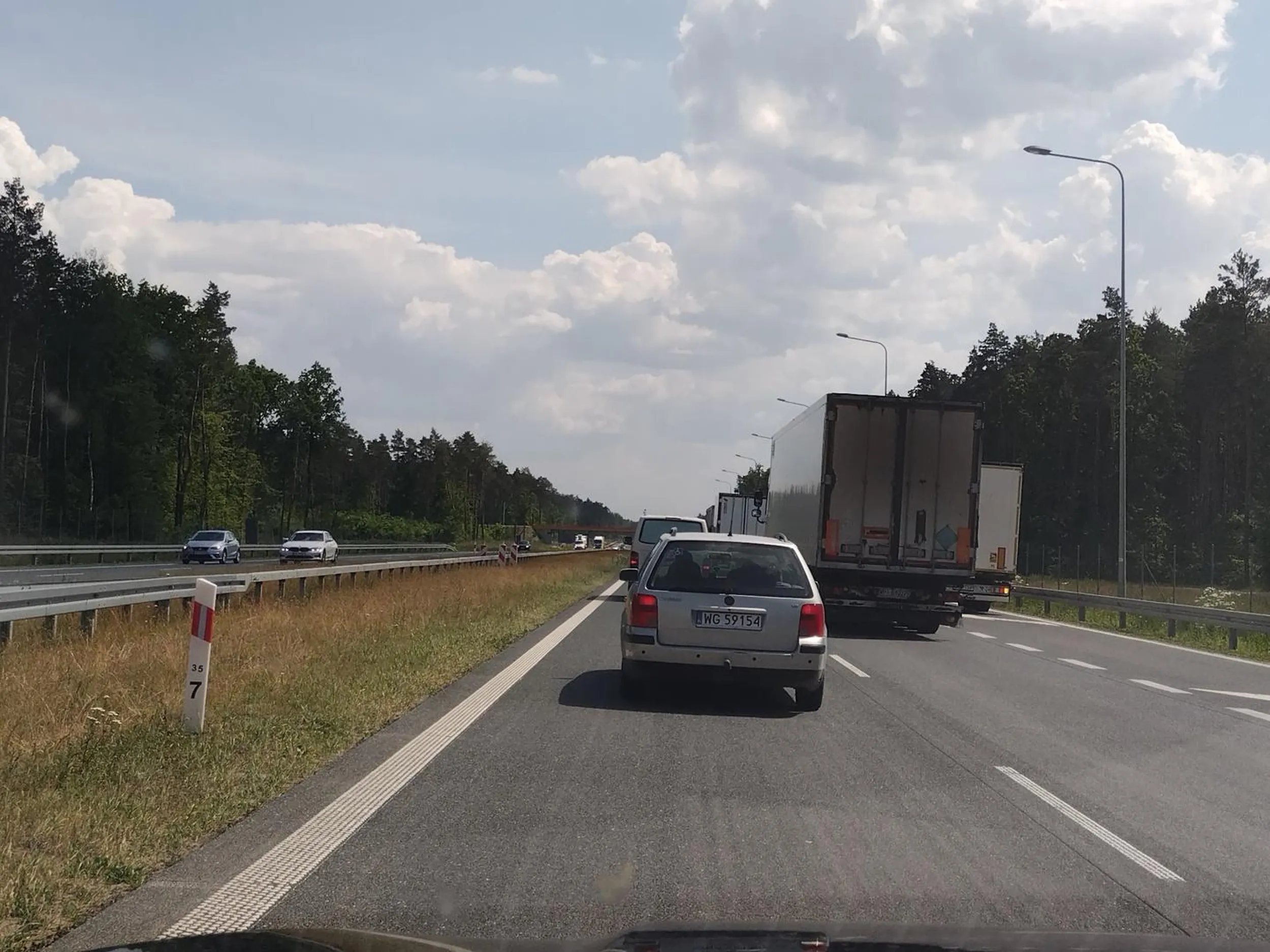 Tylko lewy pas,.a jak zaczyna wyprzedzać to nie dość że się wpierdzieli przed maskę, to jeszcze wyprzedza z różnicą 2 km/h.