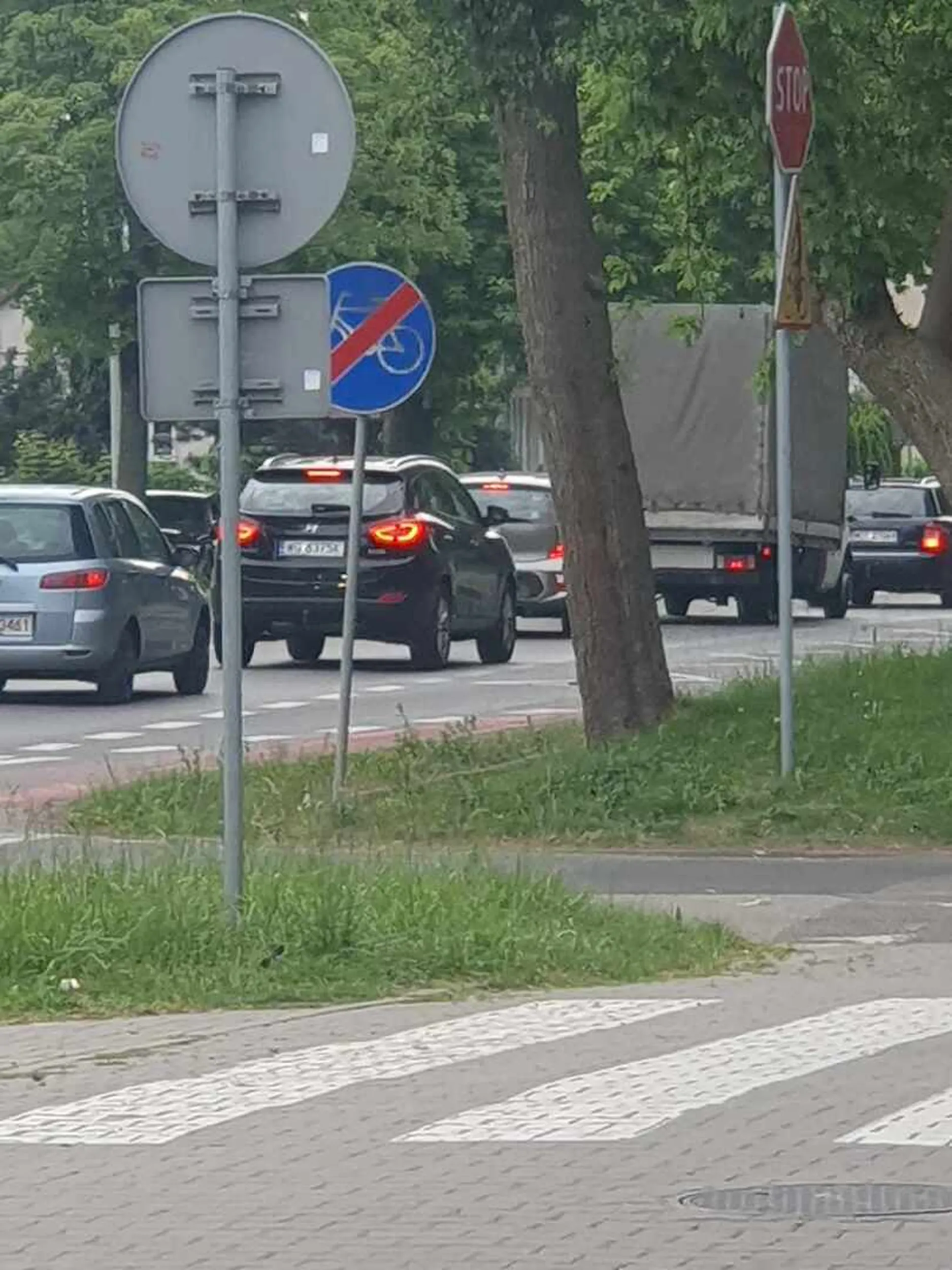 Pirat drogowy używa bezpodstawnie klaksonu, wymusza kolizję