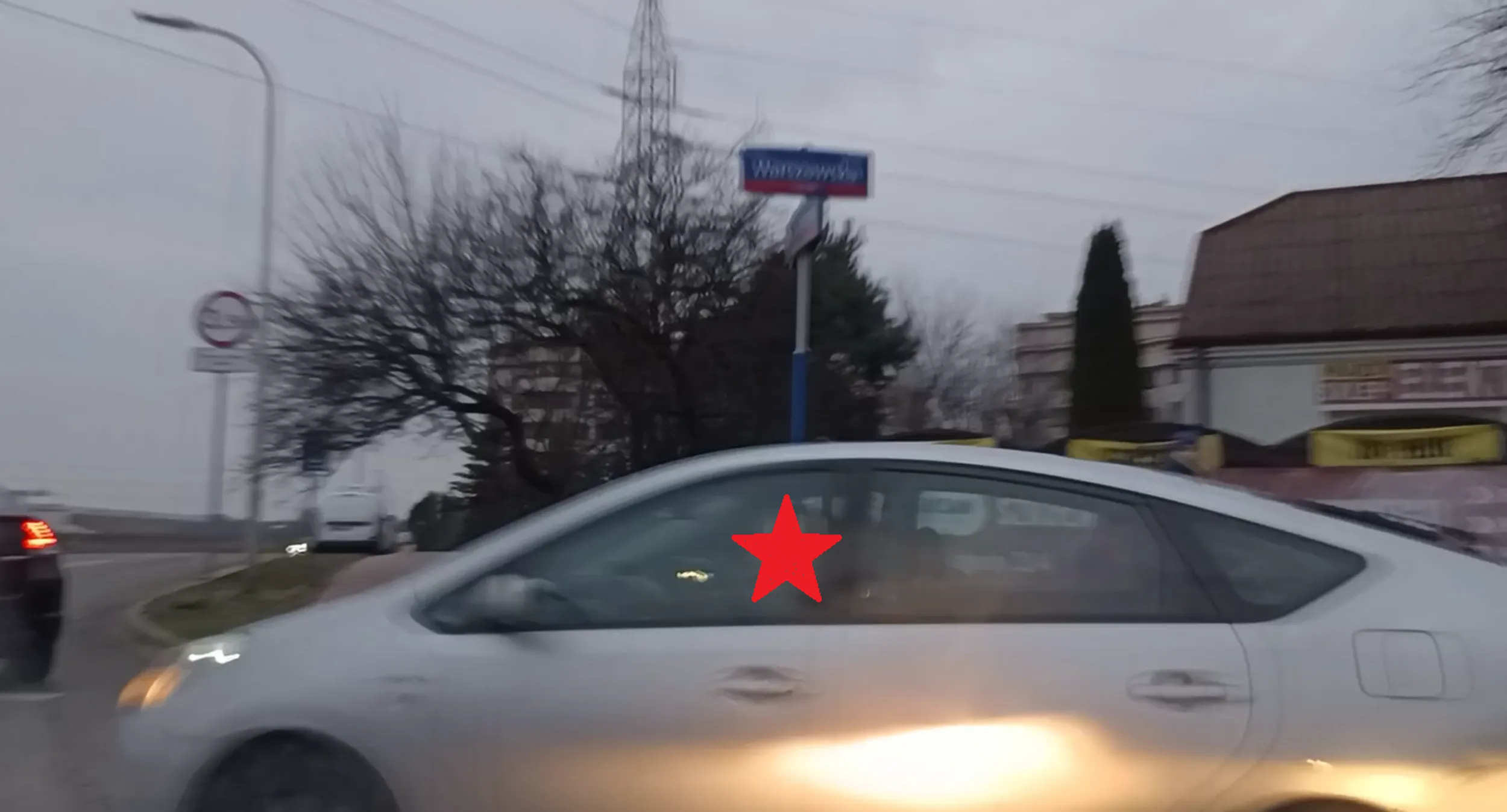 Zabójczyni drogowa lat 30-40 wymusza pierwszeństwo na rondzie wjeżdżając z impetem przed maskę mojego auta. I to kiedy jest już na rondzie wypadek i zalega wrak. Prawie doprowadziła do drugiego wypadku.