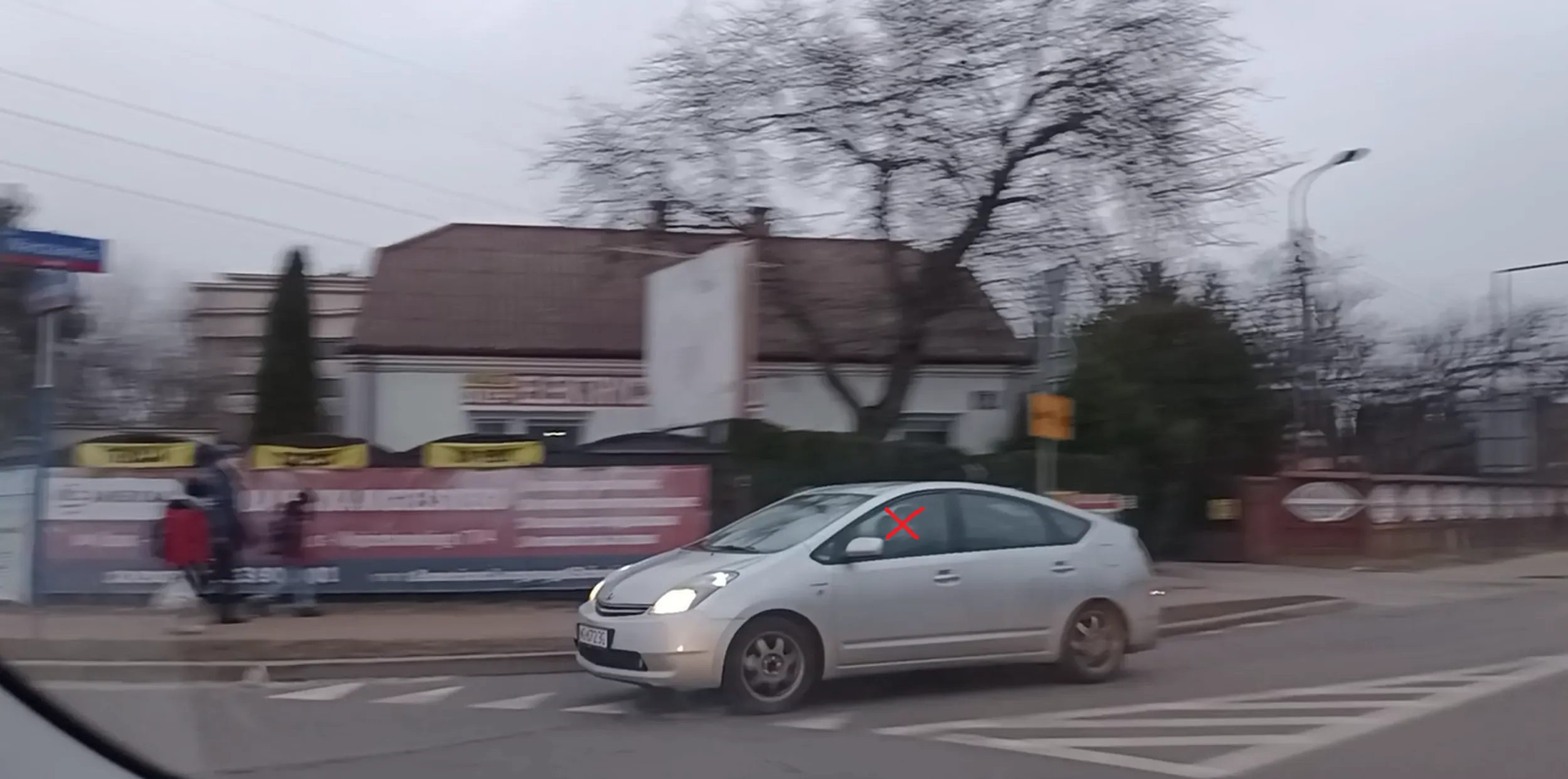 Zabójczyni drogowa lat 30-40 wymusza pierwszeństwo na rondzie wjeżdżając z impetem przed maskę mojego auta. I to kiedy jest już na rondzie wypadek i zalega wrak. Prawie doprowadziła do drugiego wypadku.