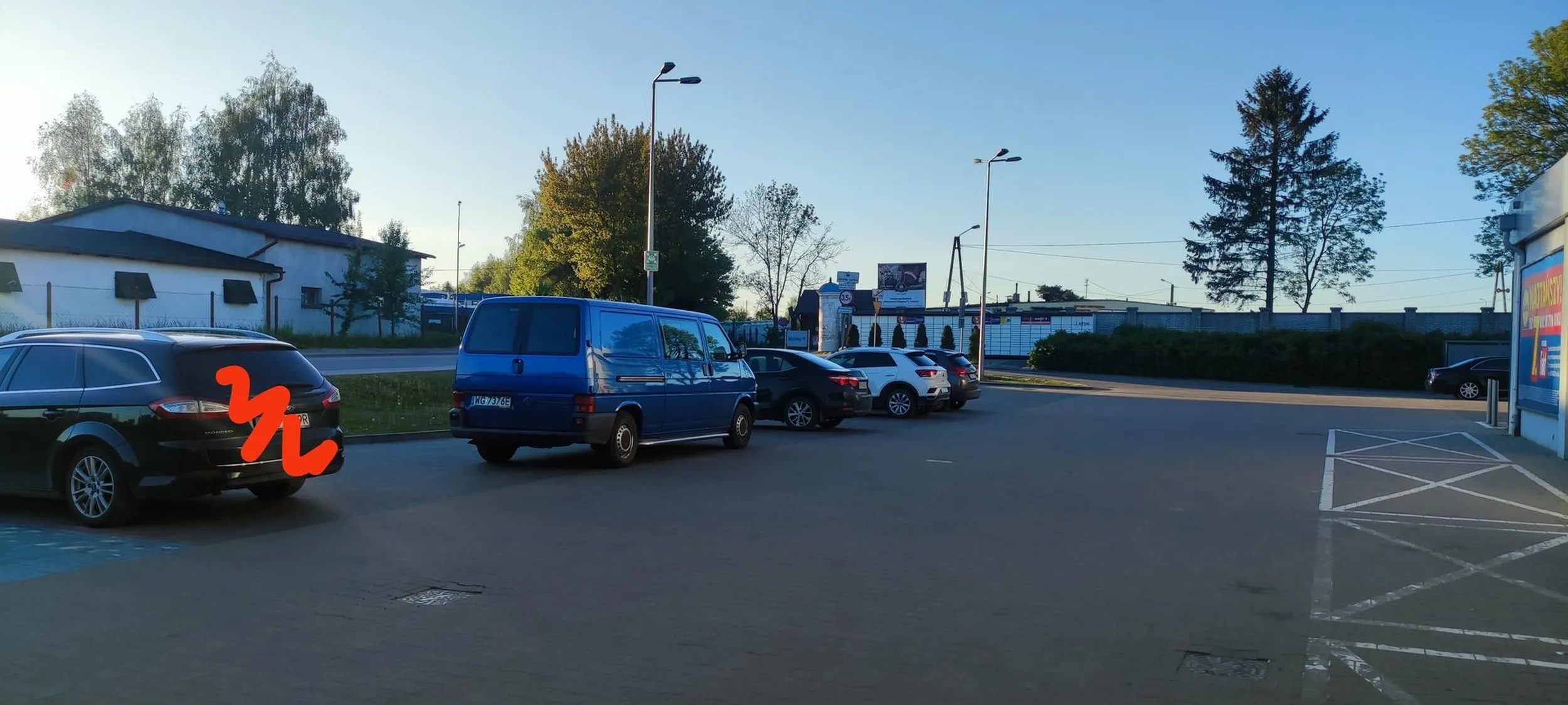 Jeśli dalej jest uznany za skradziony to widziany 13/05/2024 w Chwaszczynie woj. Pomorskie. Geniusz parkowania