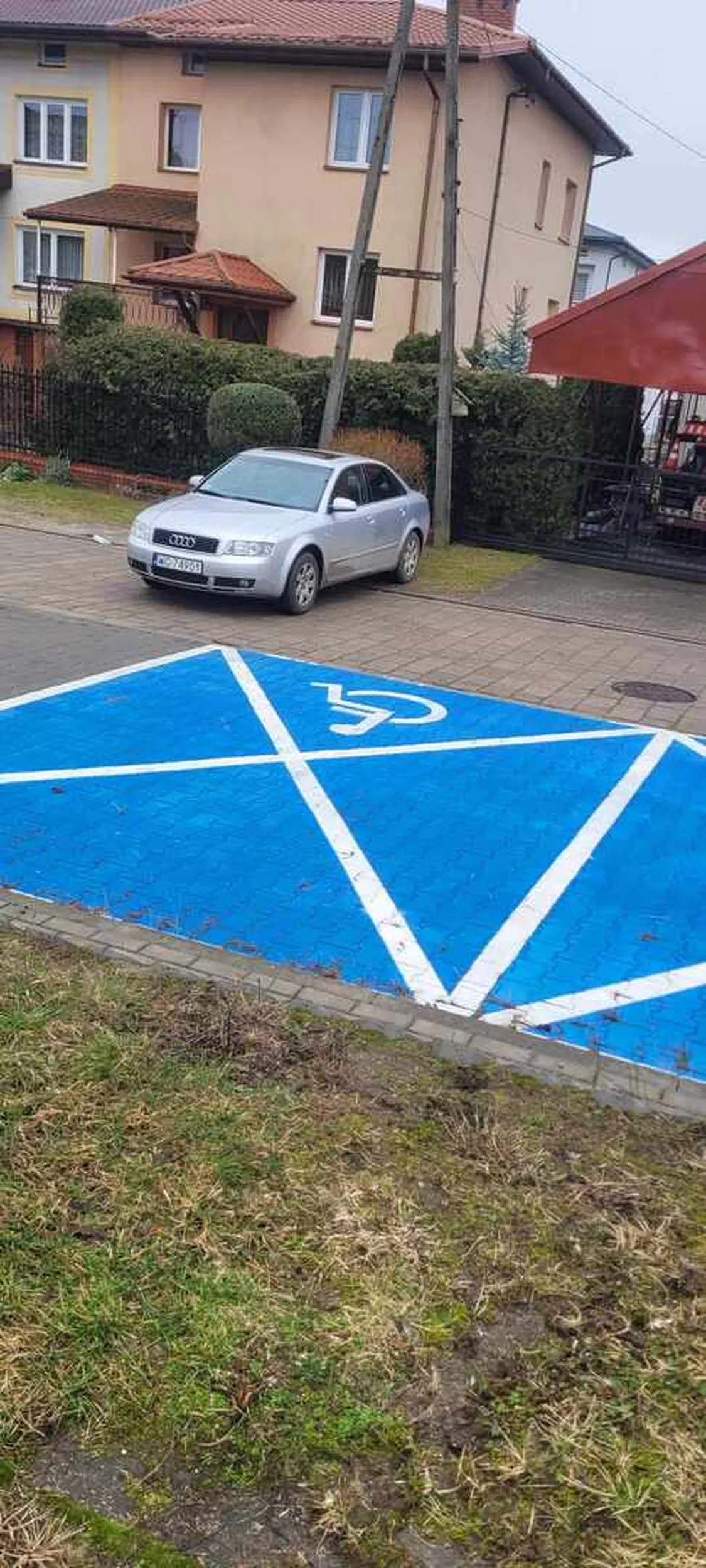 Kolega chyba nie umiał ręcznego zaciągać i auto mu się stoczyło na przejazd, blokując ruch