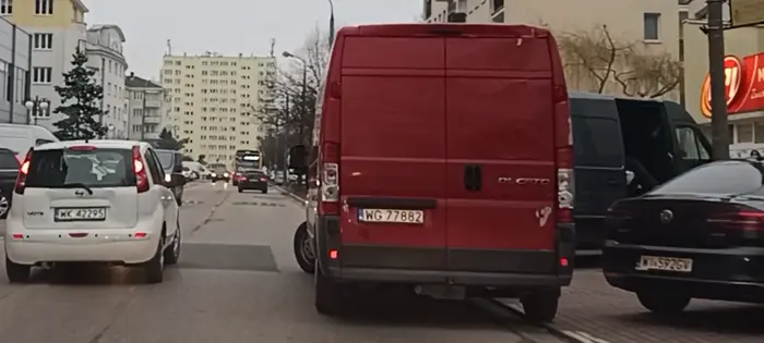 Cham znów parkuje na ulicy i blokuje ruch