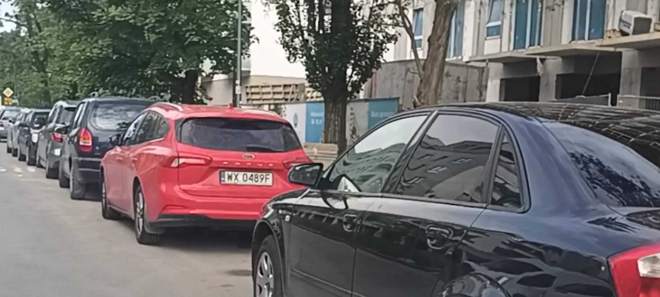 Złom parkuje na ulicy gdzie jest zakaz zatrzymywania się i postoju