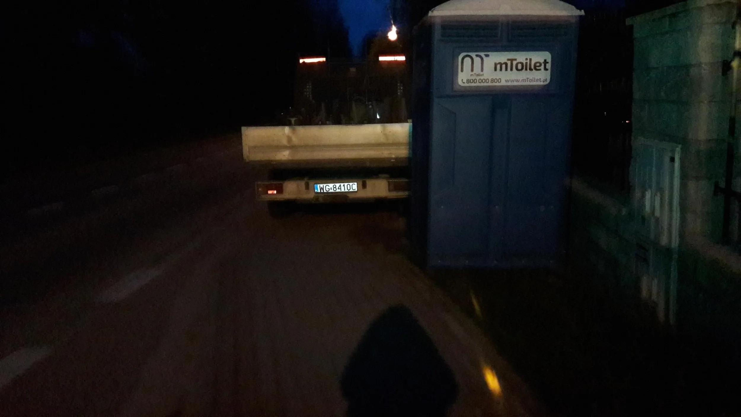 Kierowcy muszą jednak pamiętać o pozostawieniu swobodnego przejścia dla pieszych. Zostało to dokładnie określone przez przepisy – parkując na chodniku należy pozostawić przynajmniej 1,5 metra jego szerokości. Sytuacja miala miejsce i w czasie dnia i poznym wieczorem, robi sie modne - kilkaset metrow dalej podobny samochod na tablicach WR ... to samo