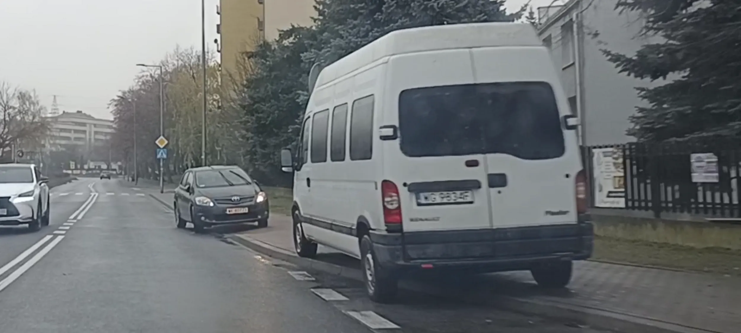 Alkoholik parkuje wraka na chodniku i utrudnia życie pieszym