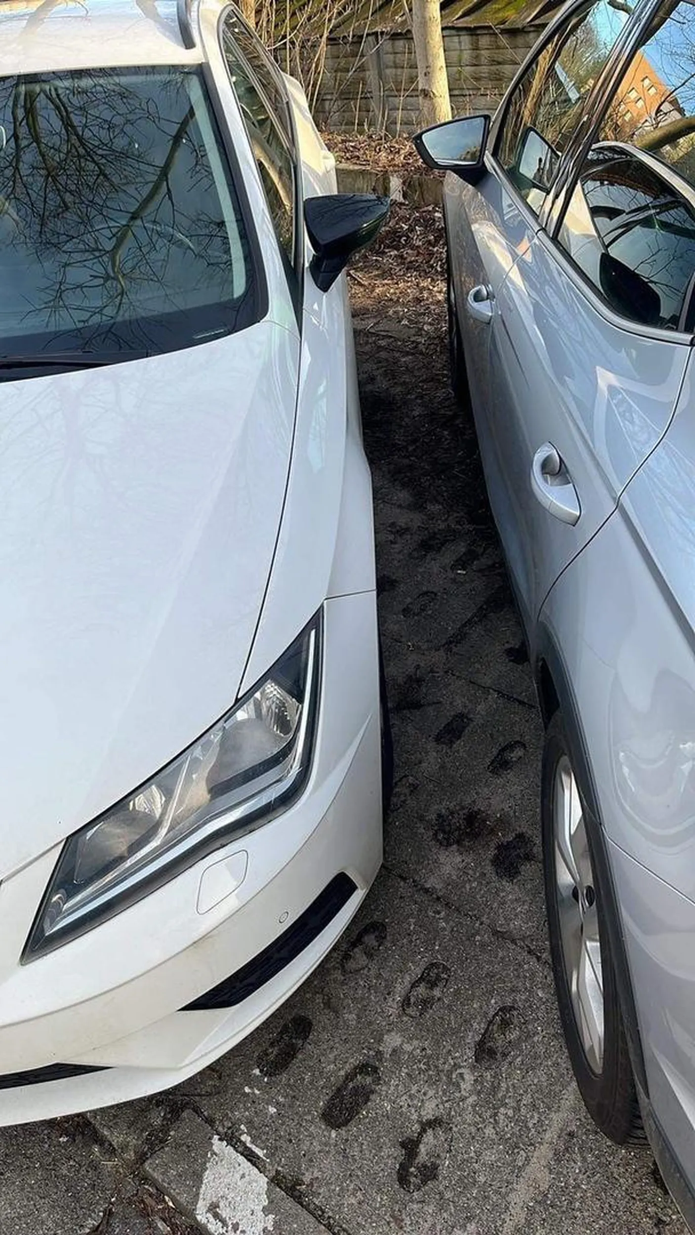 Jestem osobą niepełnosprawną a ten nieudacznik stanął tak, że nawet pełnosprawna osoba nie mogłaby wejść do auta!! Zamiast podjechać autem do lekarza musiałem 5 kilometrów dymać na wózku w deszcz i wiatr!! Mam nadzieję że dopadnie cię karma!!!!!