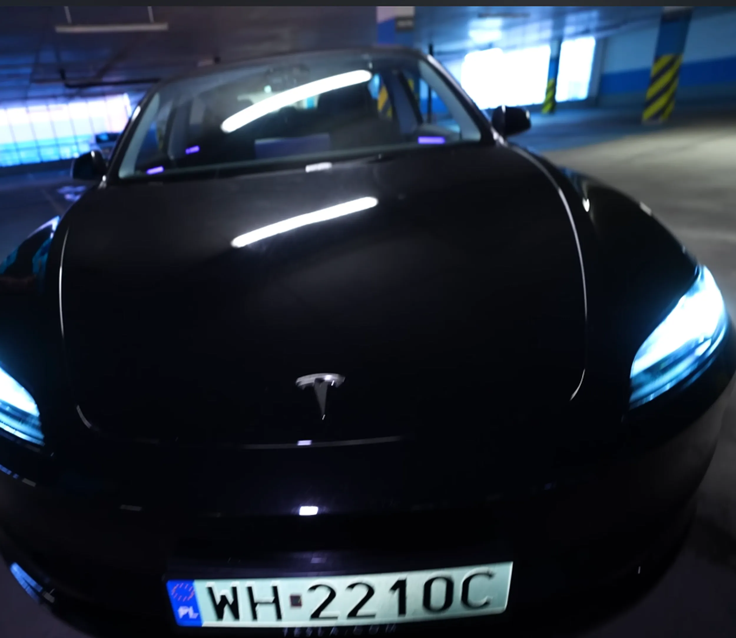 jade spokojnie ulicą i spotykam czarną tesle i nagle jakiś facet mi pokazuje dupe przez okno