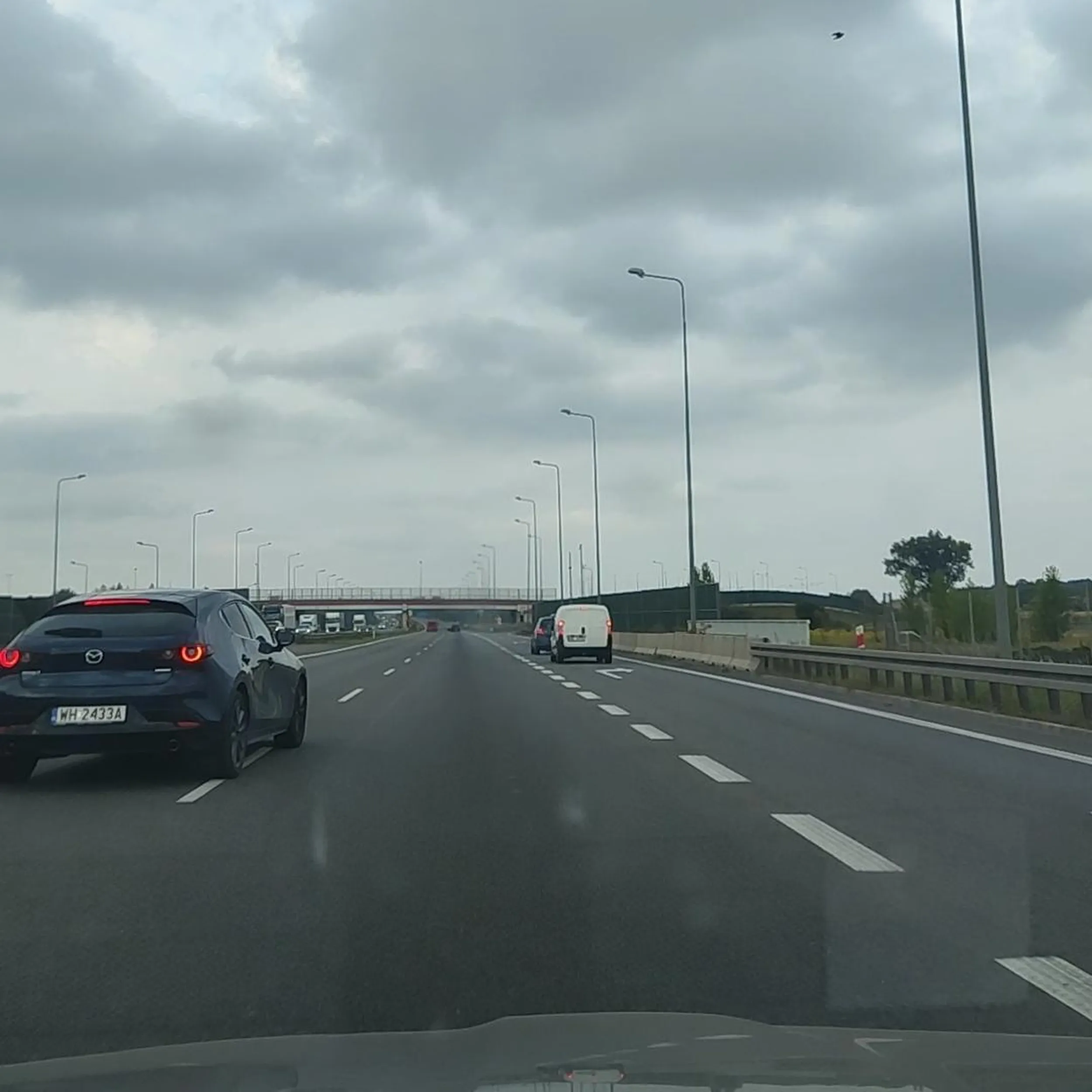 tępa dzida; z lewego pasa skręca w prawo na autostradzie A2; jeszcze żeby ten manewr wykonany był siebie; a nie, trzeba wpi3rdolić się przed maske i po hamulcach,  dramat