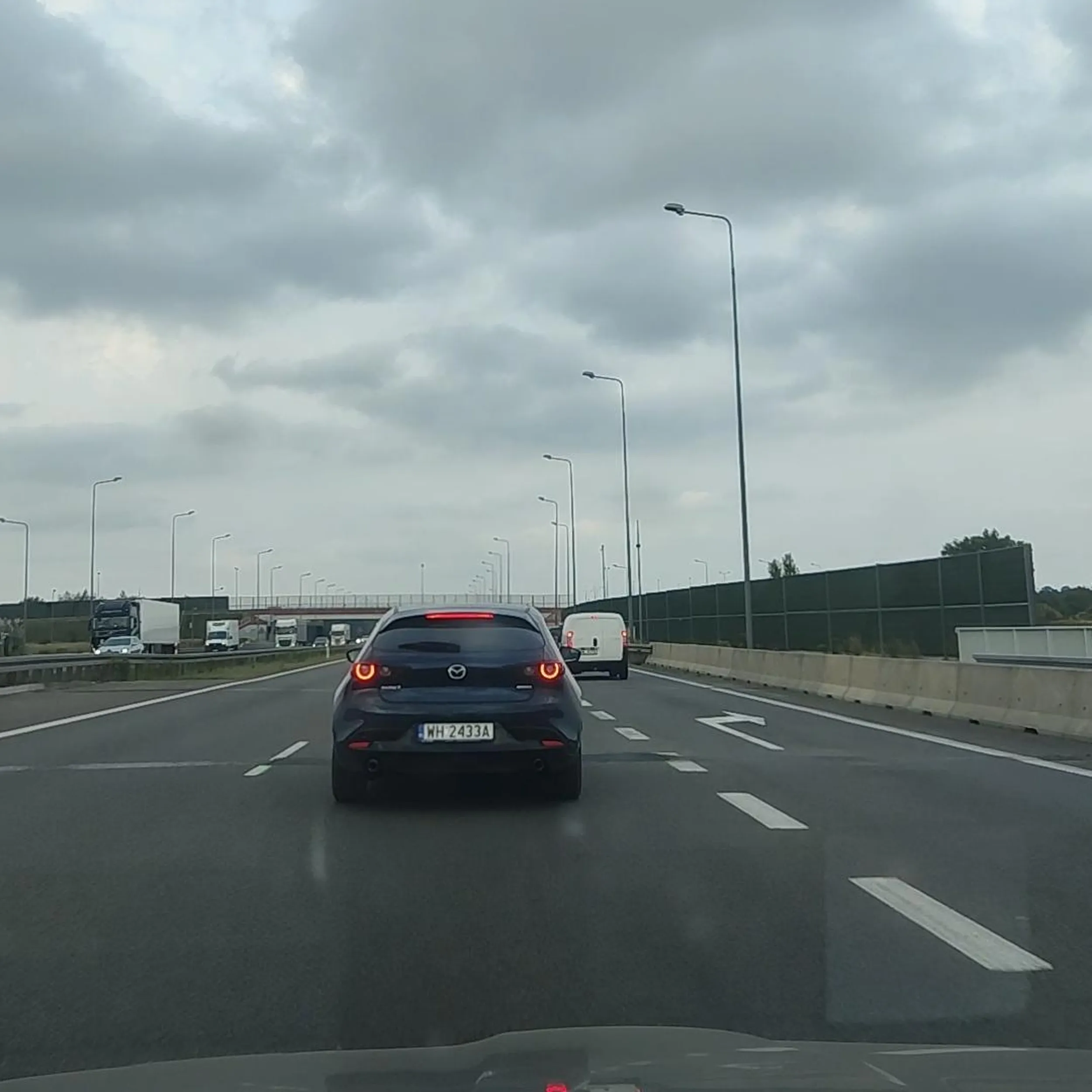 tępa dzida; z lewego pasa skręca w prawo na autostradzie A2; jeszcze żeby ten manewr wykonany był siebie; a nie, trzeba wpi3rdolić się przed maske i po hamulcach,  dramat
